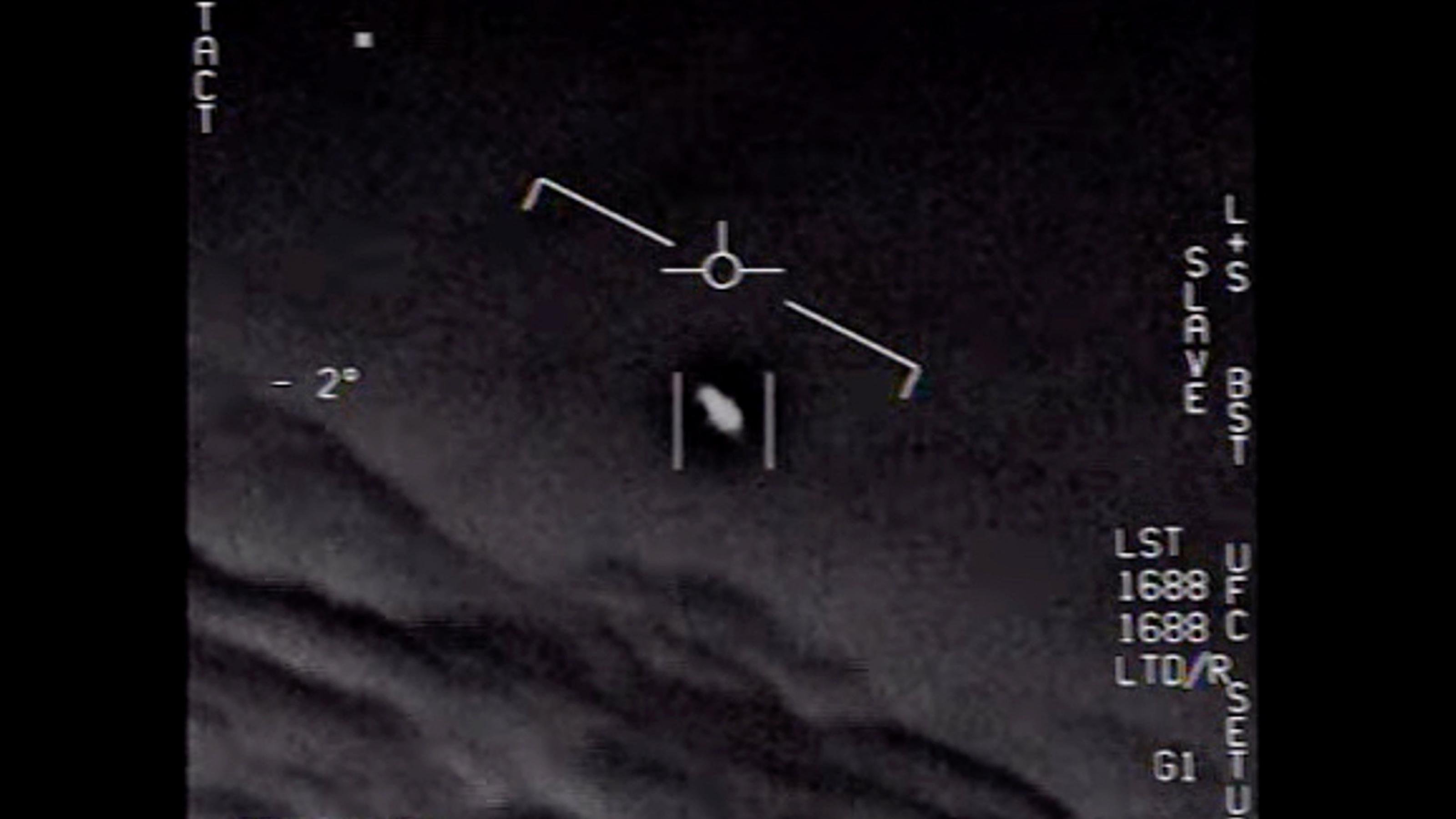 Foto aus einem Video des US-Militärs, das aus dem Cockpit eines Kampfpiloten stammt. Im Visier ein kleiner schwarzer Fleck, der sich mit großer Geschwindigkeit bewegte.