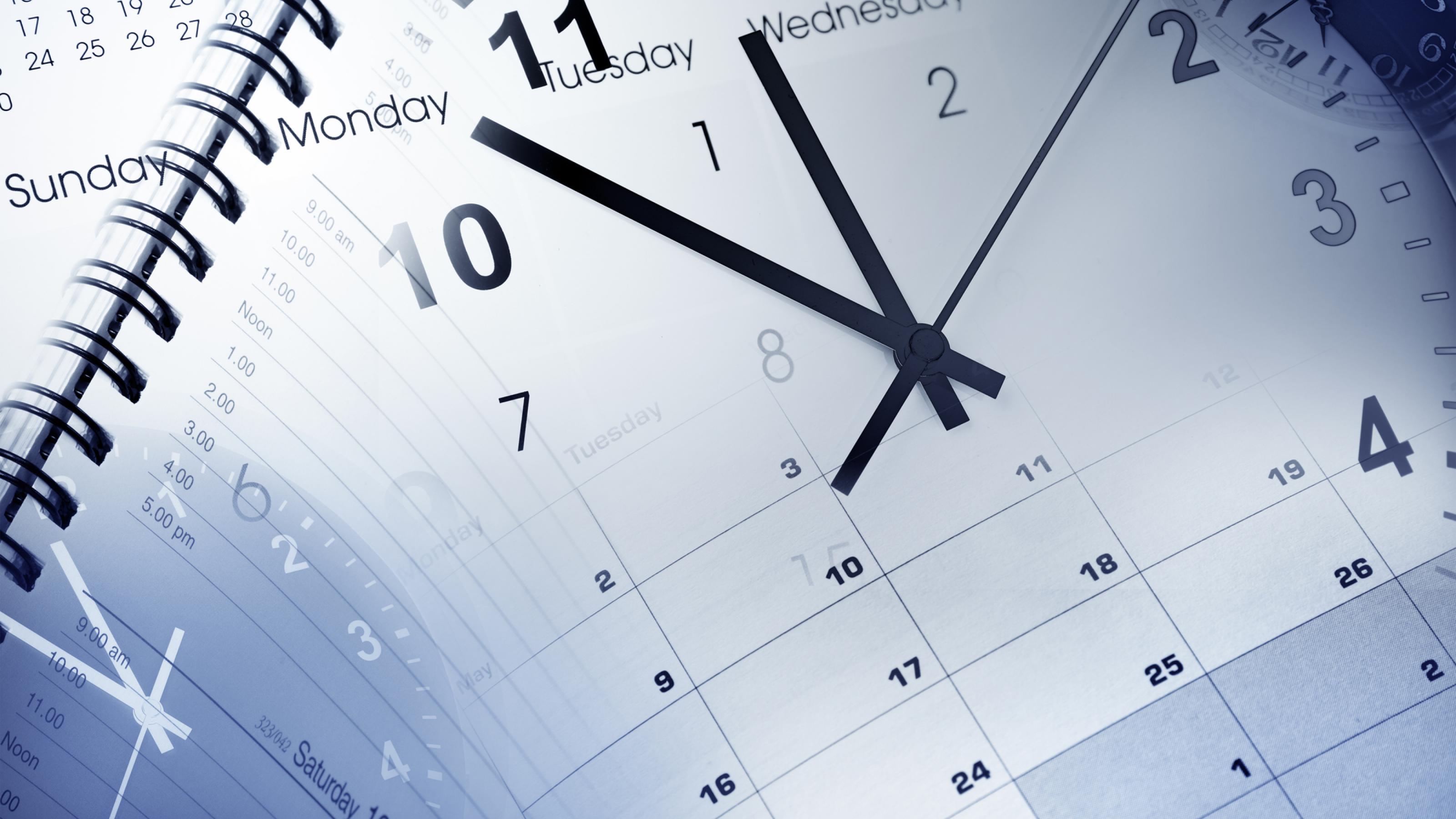 Eine blaugraue Bildmontage setzt mehrere Uhren und Kalender übereinander. Der Anblick suggeriert, dass es schwierig ist, seine Termine vernünftig zu planen.