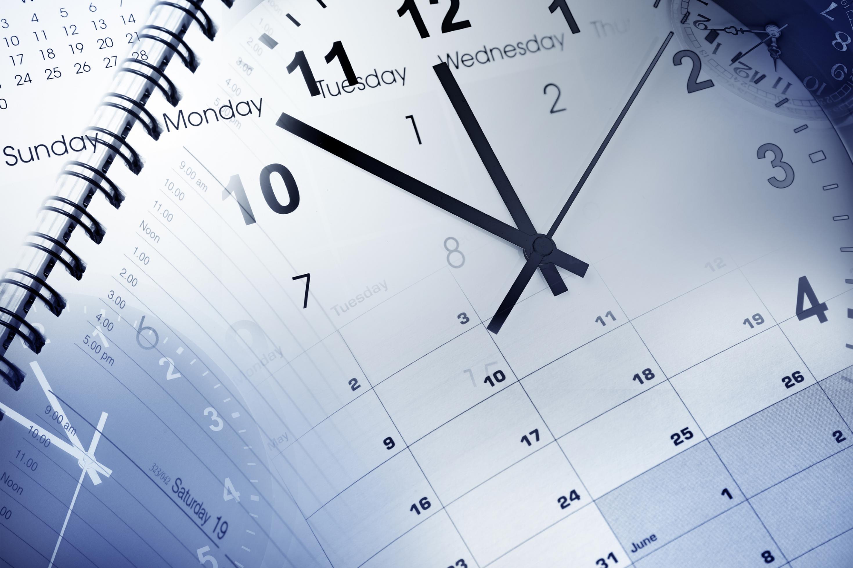Eine blaugraue Bildmontage setzt mehrere Uhren und Kalender übereinander. Der Anblick suggeriert, dass es schwierig ist, seine Termine vernünftig zu planen.