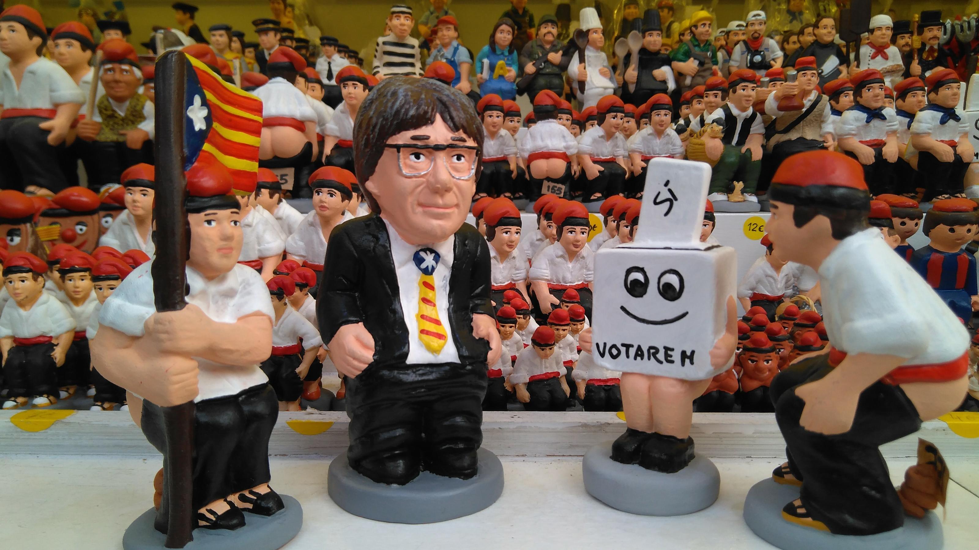 Katalanische Krippenfiguren mit der separatistischen „Estelada“, in Form von Wahlurnen und dem katalanischen Ex-Präsidenten Carles Puigdemont.