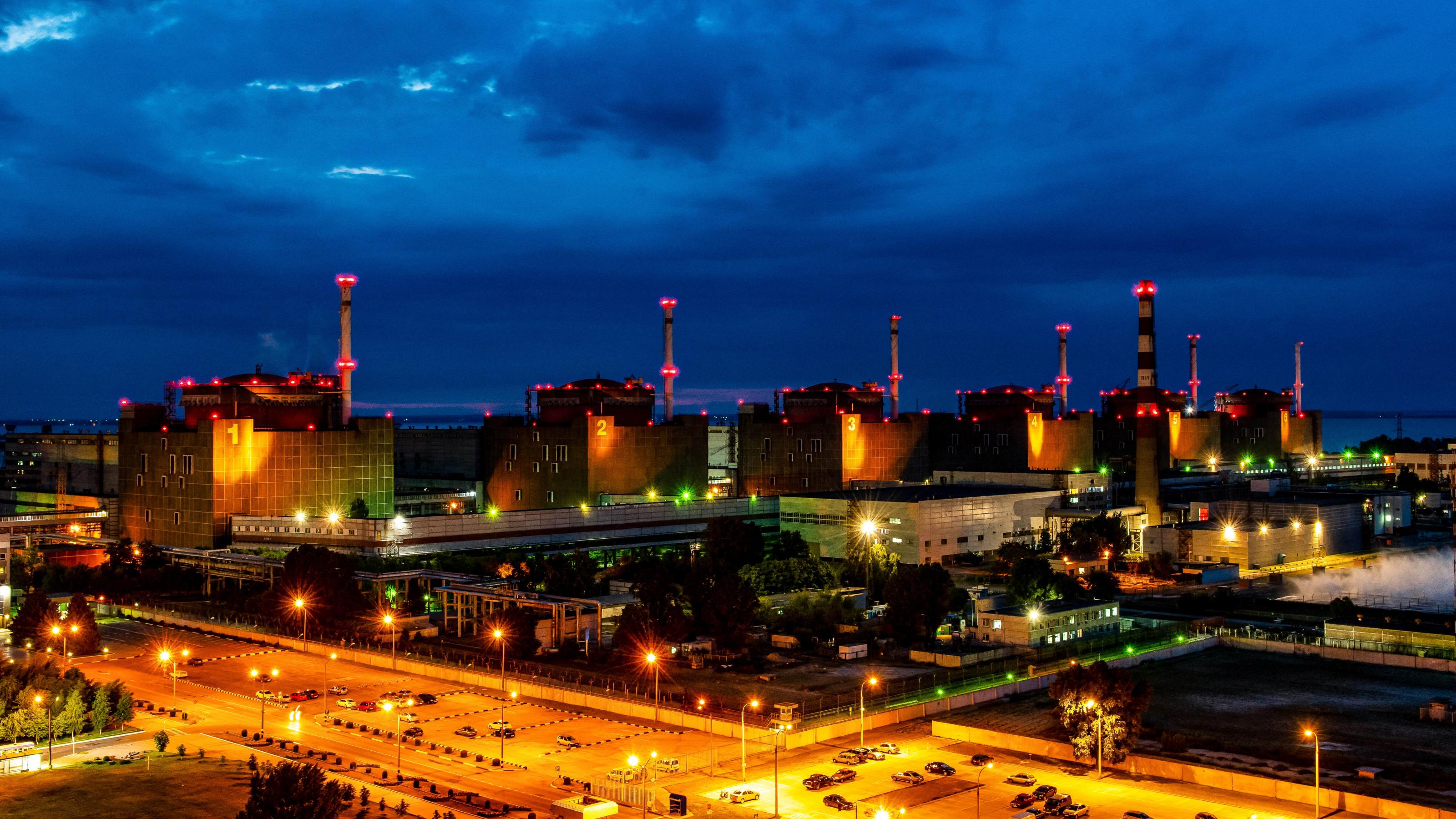 Das Atomkraftwerk Saporischschja in einer Nachtaufnahme aus dem Juli 2019