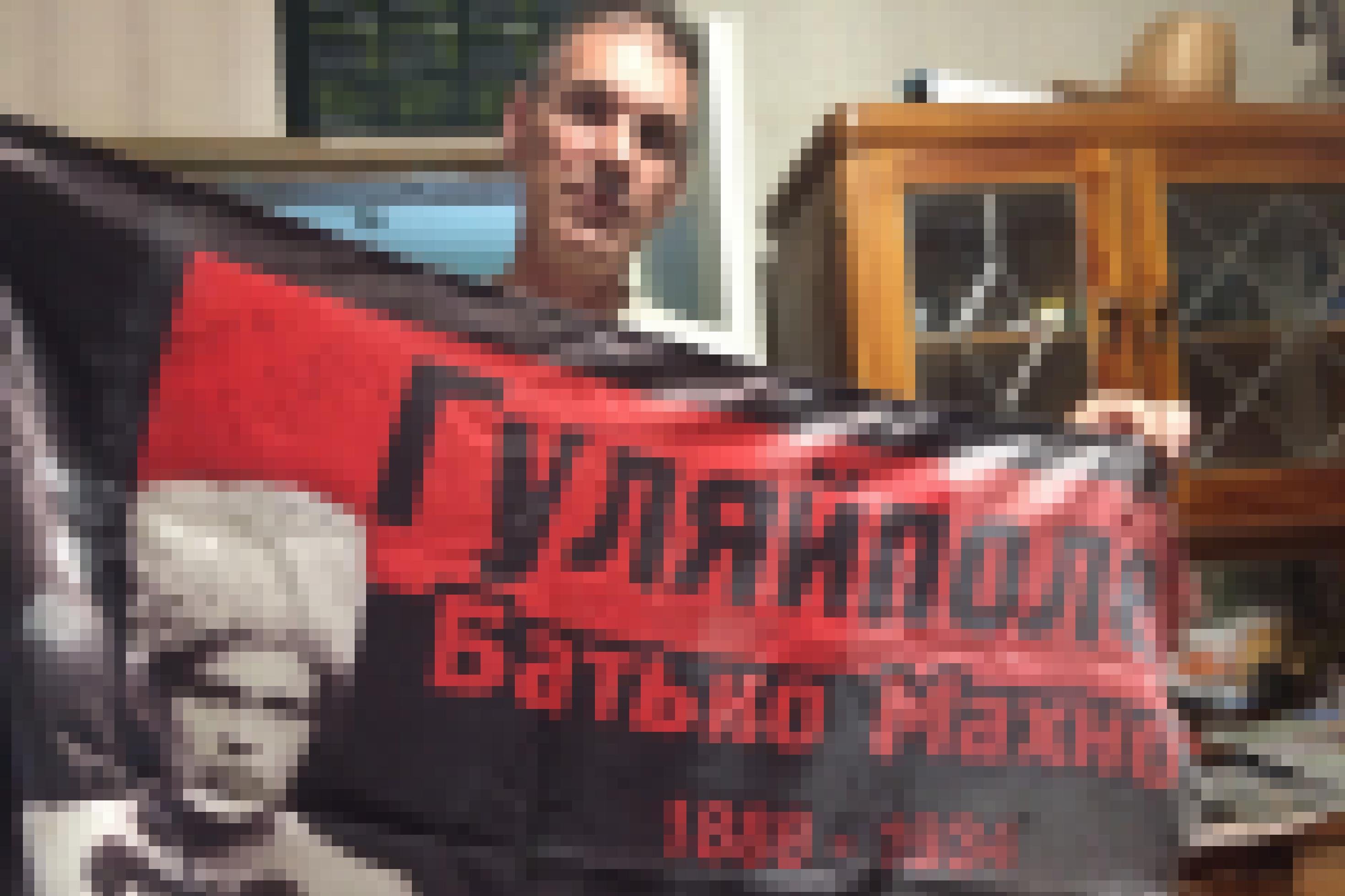Ein Ukraine-Donbas-Huliaipole-Rathaus zeigt ein Banner der Machno-Anhänger