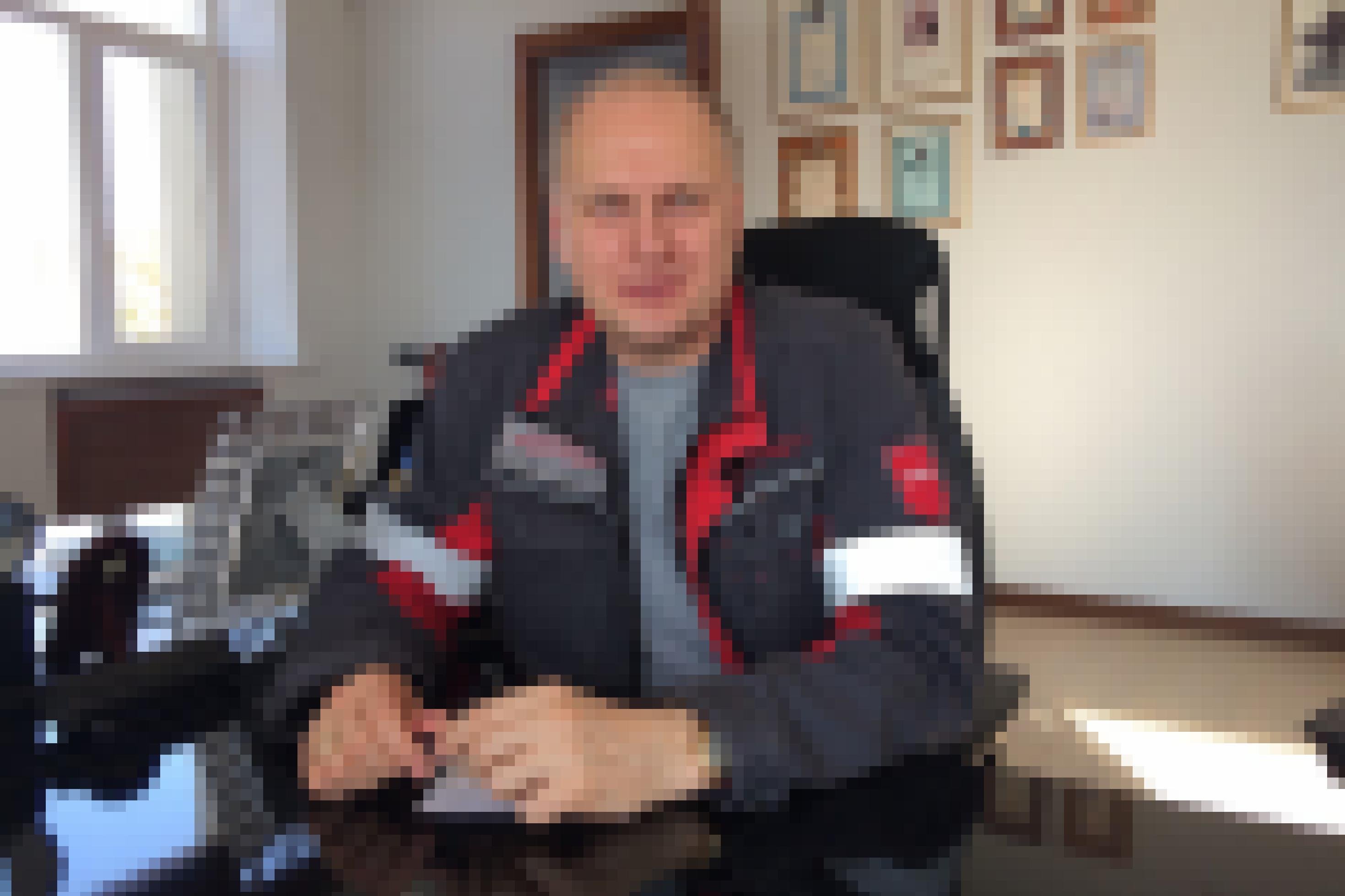 Der Direktor vo Asowstal, Enver Zkitischwili, sitzt 2018 am Schreibtisch seines Büros.