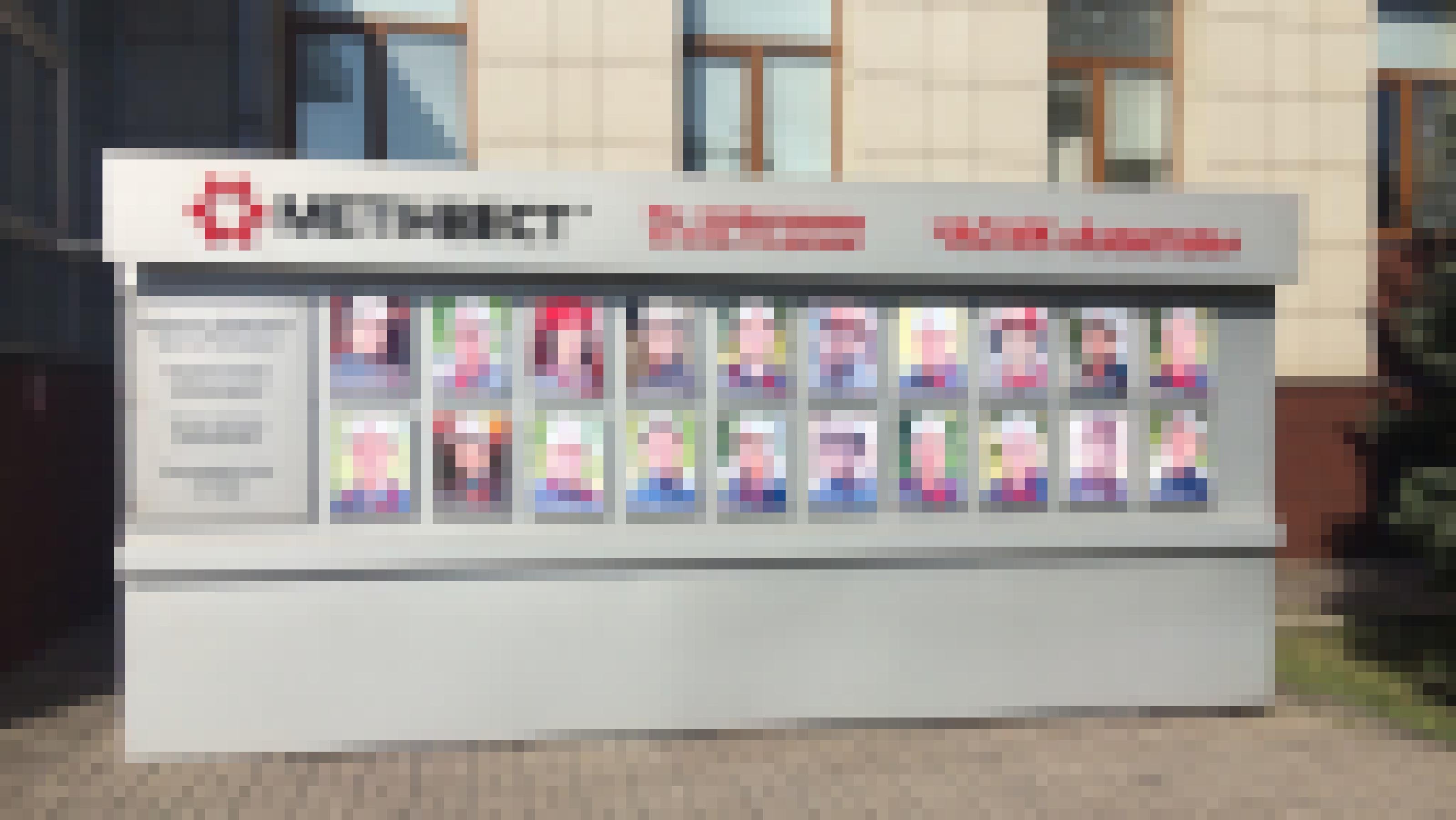 Eine Tafel vor einem Bürogebäude von Asowstal zeigt die Fotos von 20 Mitarbeiterïnnen des Werks.