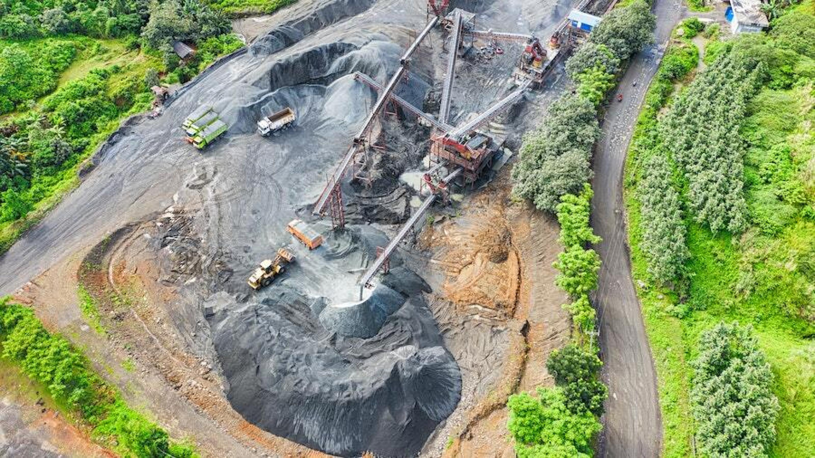 Baufahrzeuge und Bagger bauen Nickel in Indonesien ab