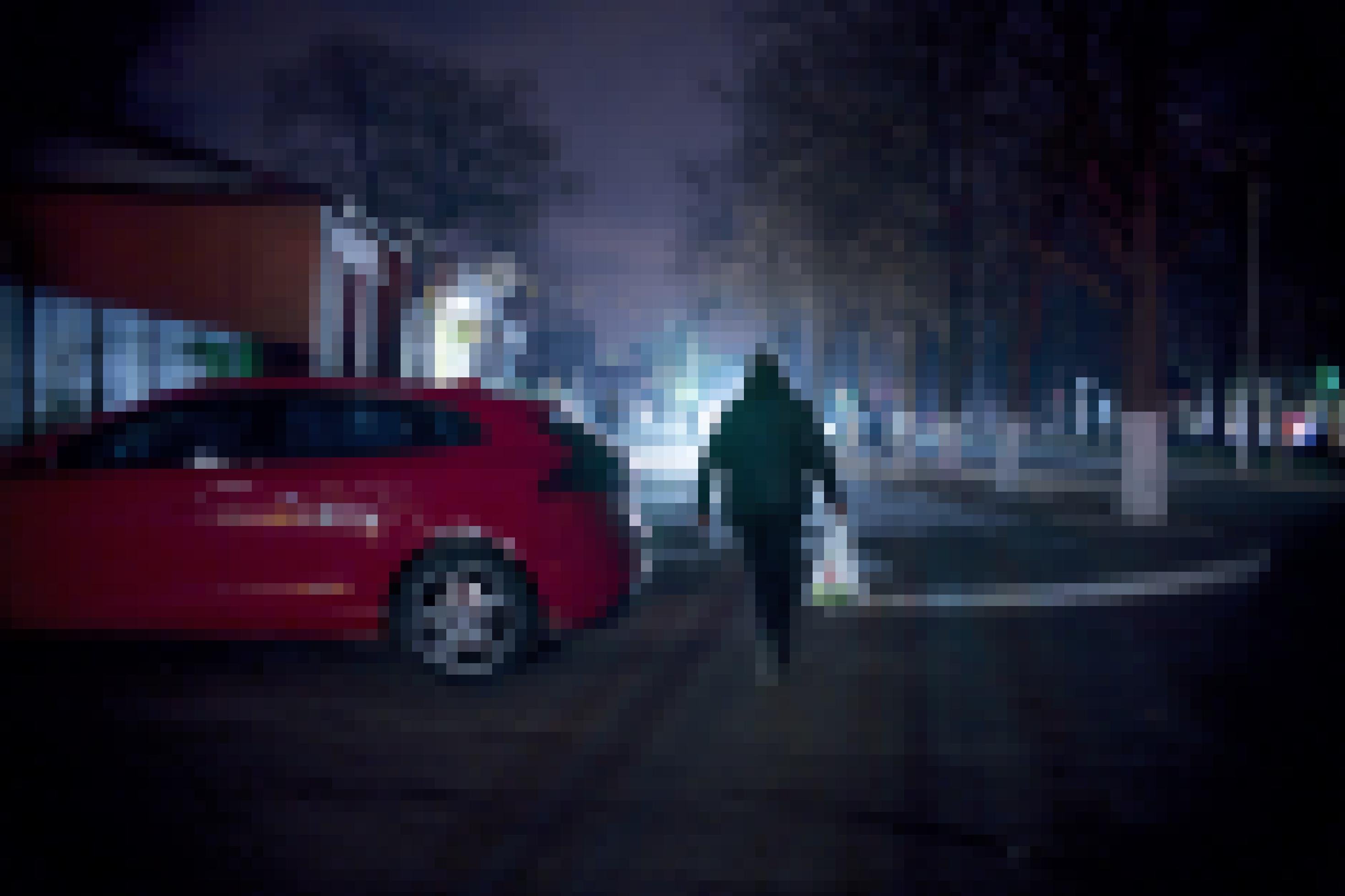 Man bei Nacht auf der Straße in Izmajl in der Ukraine
