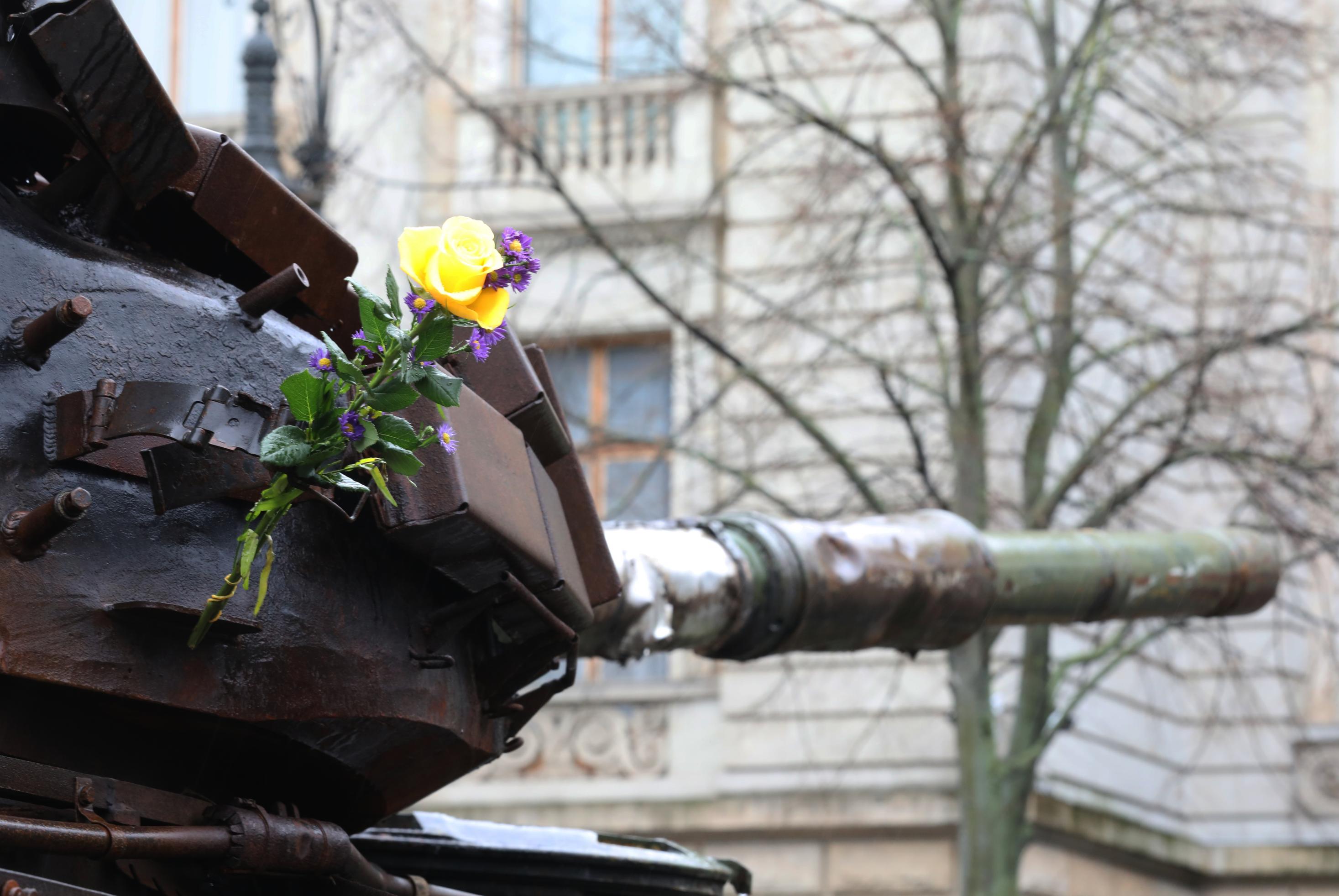 Panzerwrack vor russischer Botschaft mit Blumen