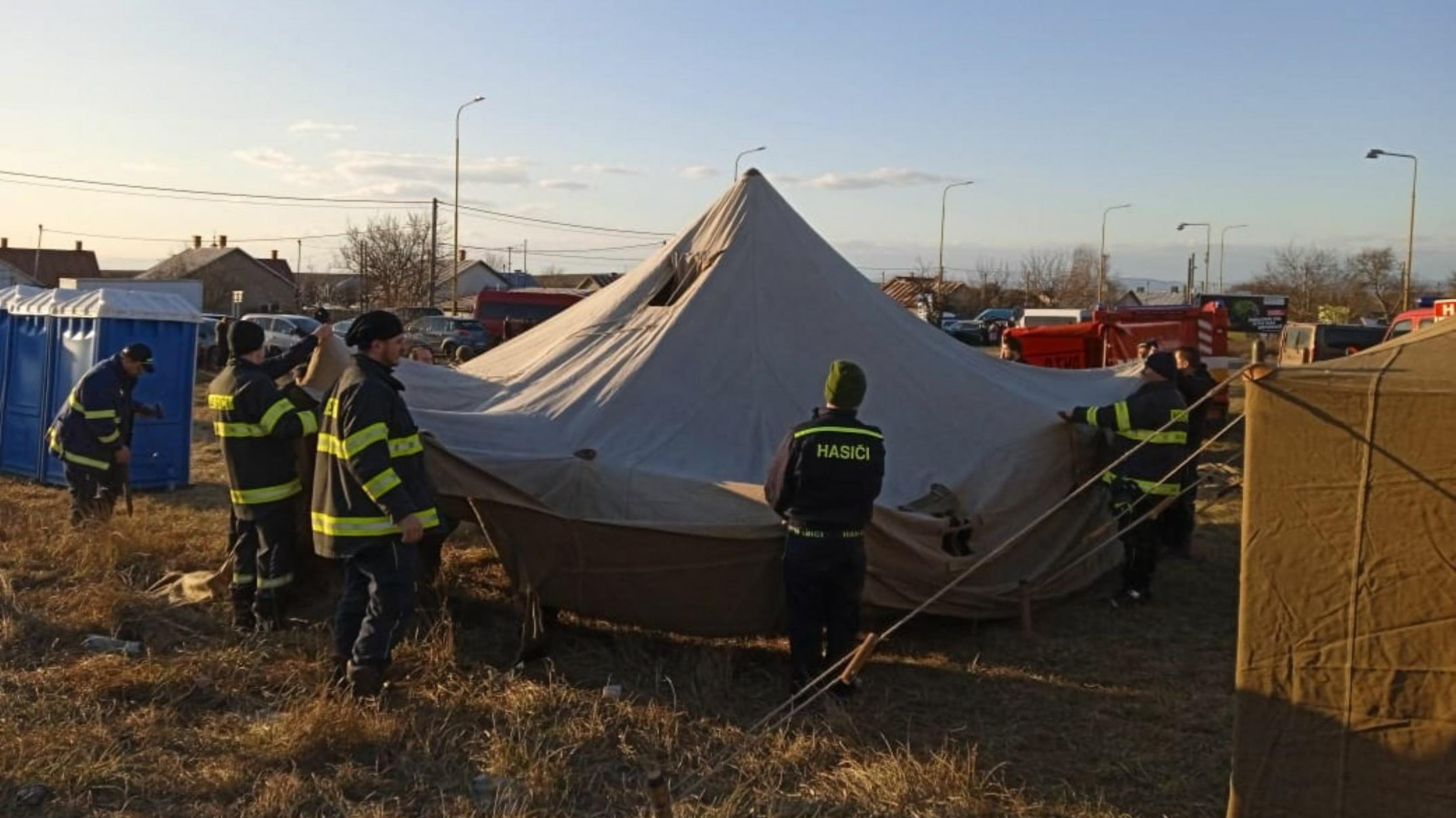 Mehrere Männer bauen in der Grenzstadt Vyzhne Nemecke in der Slowakei Zelte auf, in denen Flüchtlinge untergebracht werden sollen