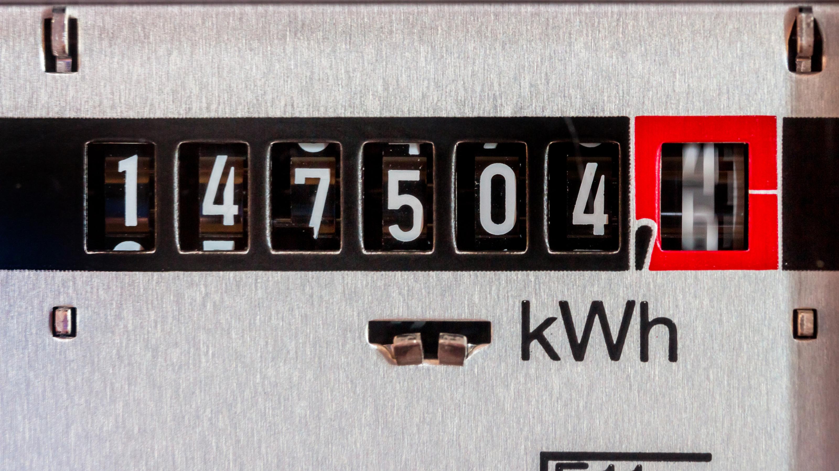 Ein Stromzähler als Symbolfoto für Energieverbrauch. Er zeigt mit drehenden Ziffern den aktuellen und den bisherigen Verbrauch an.