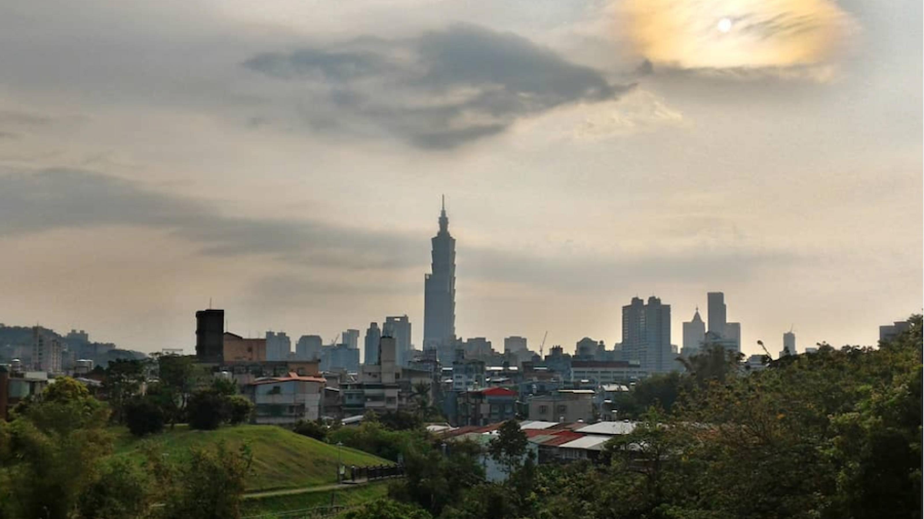 Hochhäuser ragen in der Stadt Taipeh in Taiwan in den Himmel