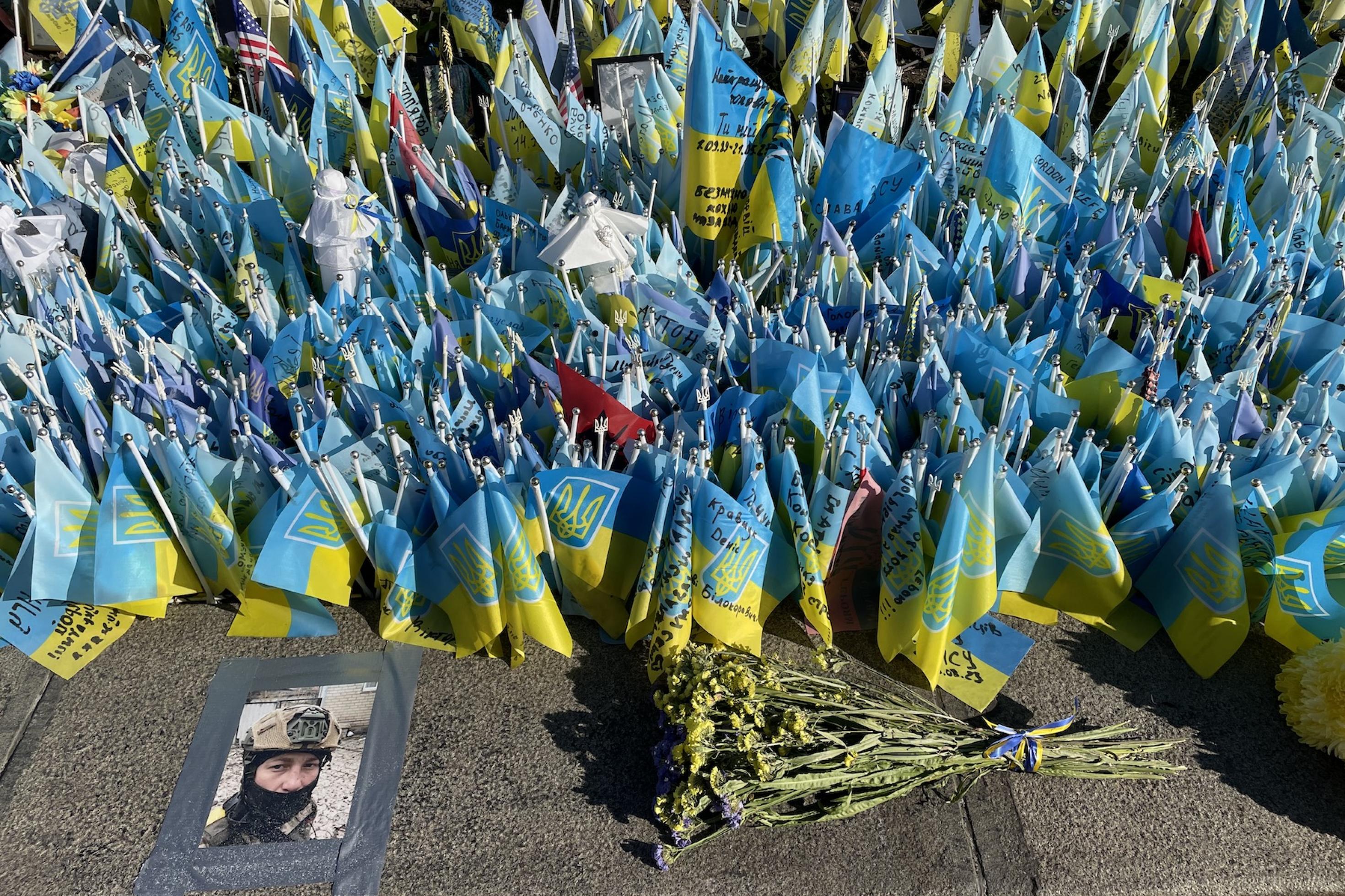 Der Maidan-Platz in Kiew: Zehn Jahre nach der Revolution erinnern unzählige Ukraine-Fähnchen an den damaligen Volksaufstand und seine Opfer.