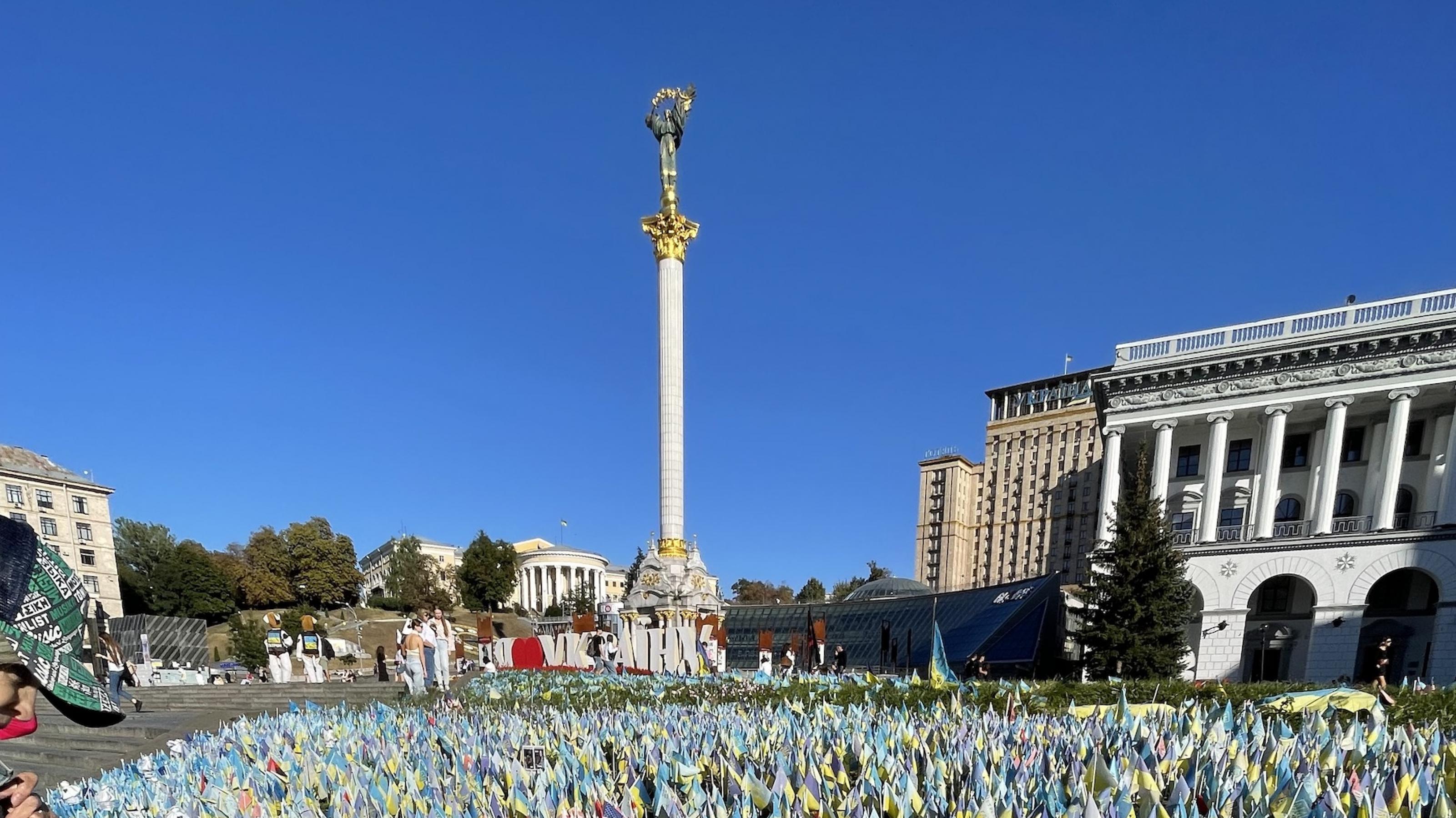 Zehn Jahre nach der Revolution: Die Freiheitsstatue auf dem Maidon-Platz in Kiew mit unzähligen ukrainischen Fähnchen davor. Sie erinnern an die Opfer des russischen Angriffskrieges, der vor zwei Jahren begann.