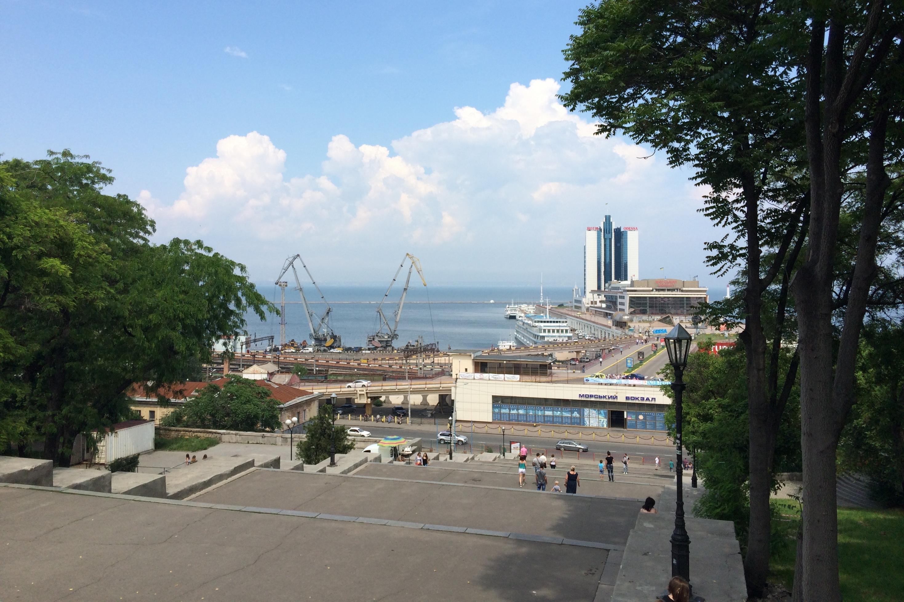 Von einer Treppe, die im Film „Panzerkreuzer Potemkin“ eine wichtige Rolle spielt, blickt man auf den Hafen der ukrainischen Stadt Odessa