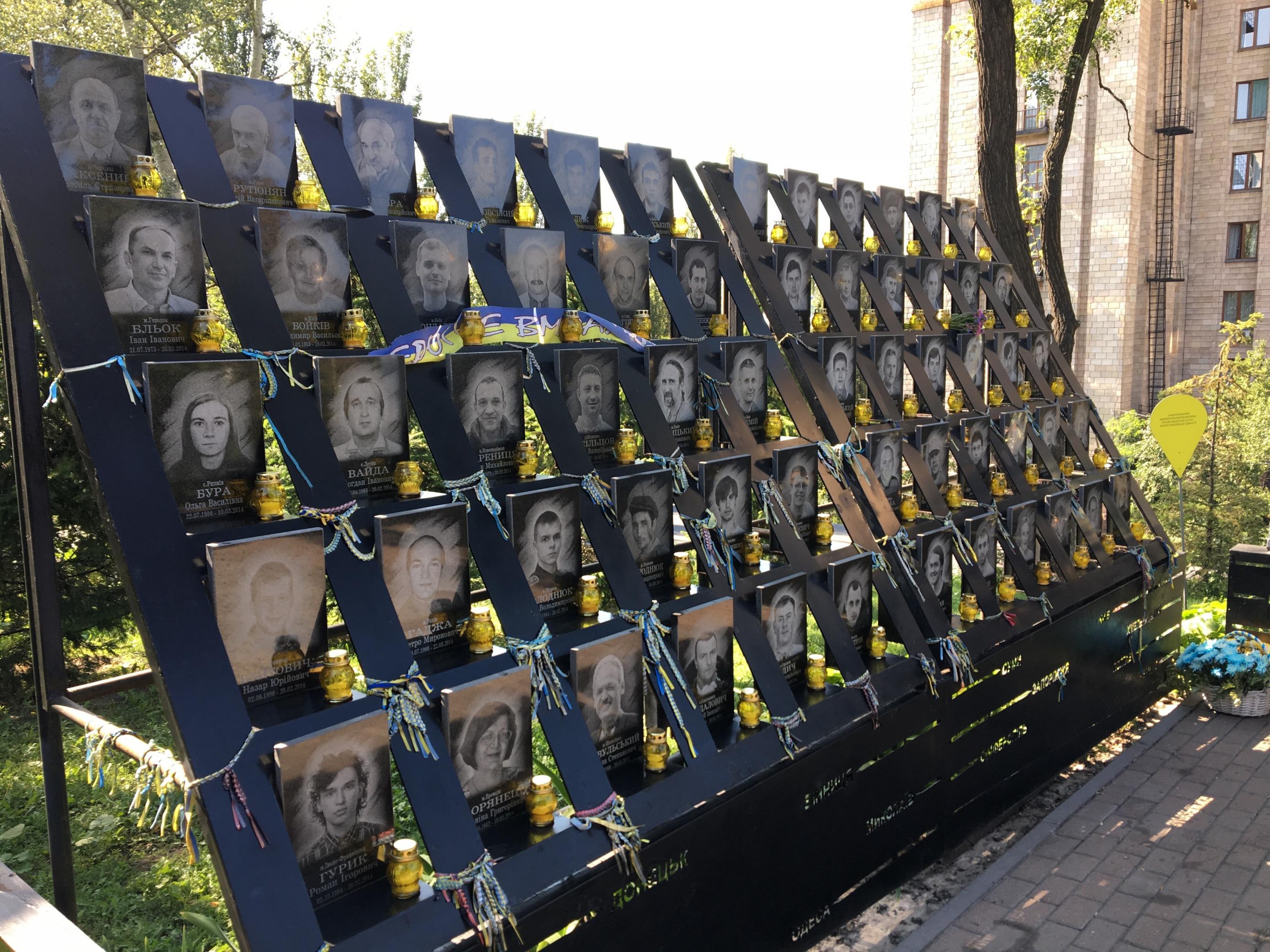 Denkmal für die Maidan-Opfer mit Fotos und Lebensdaten der Toten.
