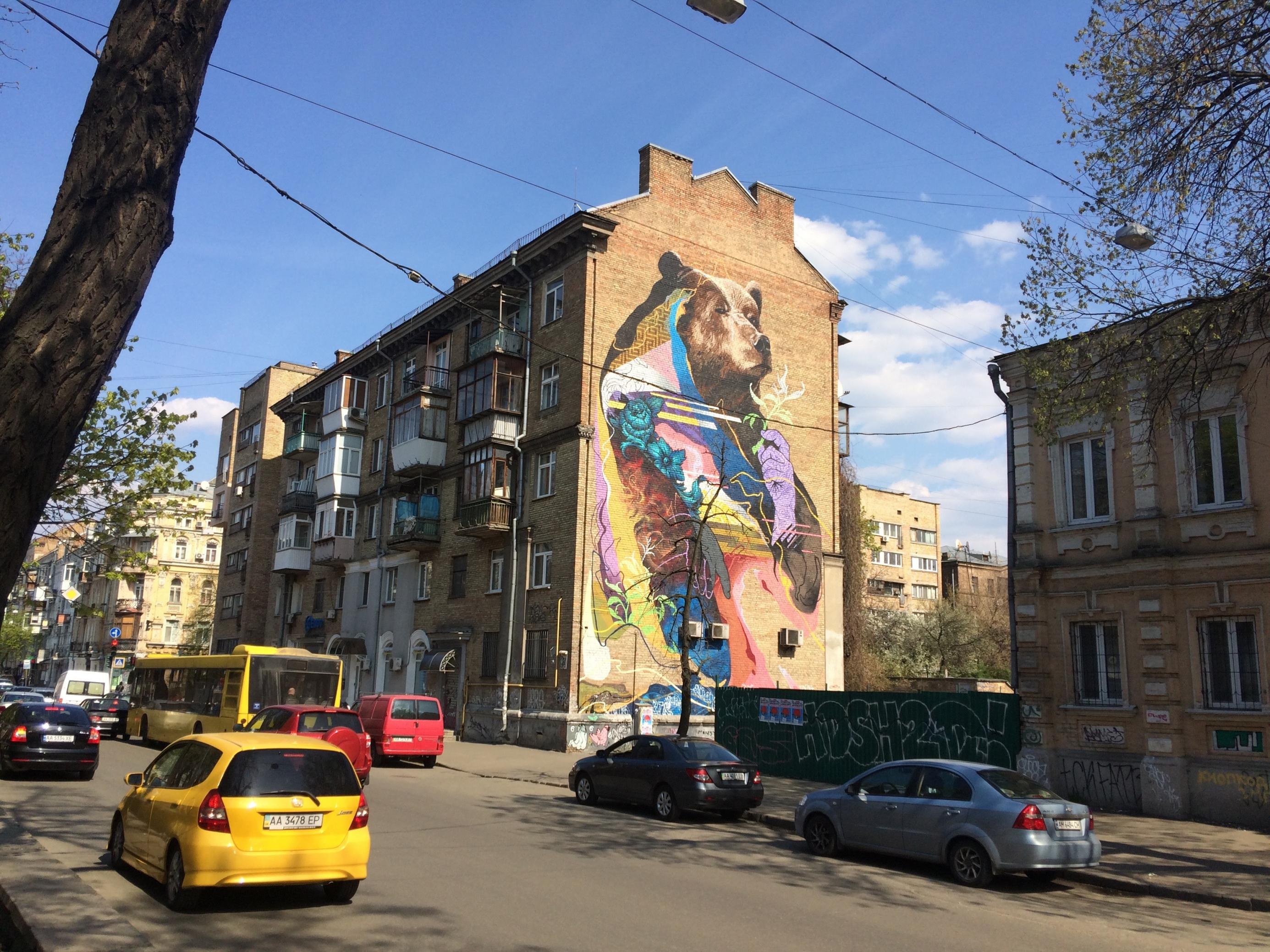 Auf einer Hauswand in Kiew hat ein Künstler den russischen Bär gemalt