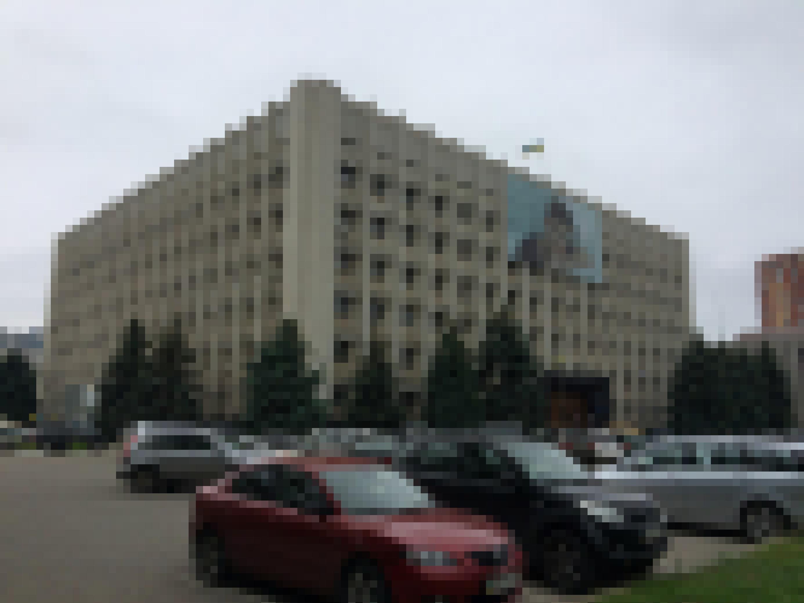 Das Bild zeigt ein achtstöckiges Gebäude, in der die Gebietsverwaltung der ukrainischen Hafenstadt Odessa untergebracht ist