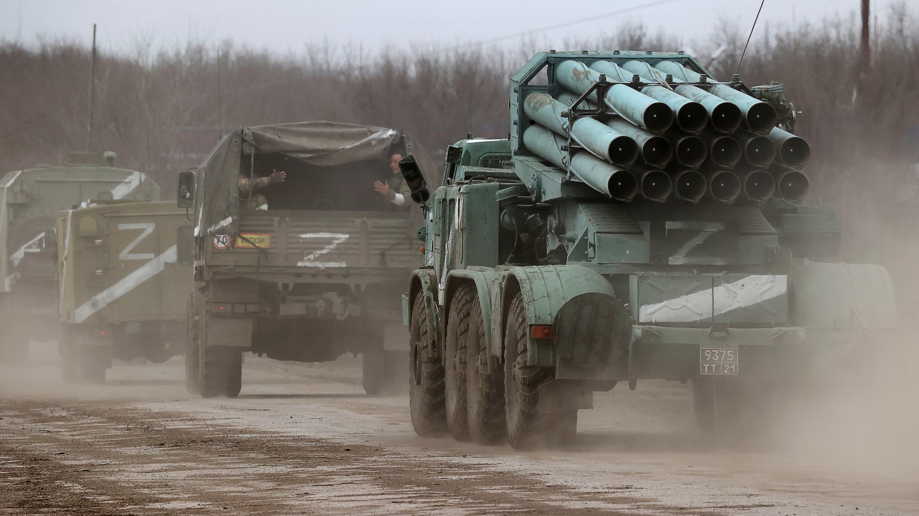 Militärkonvoi mit einem Raketenwerfer