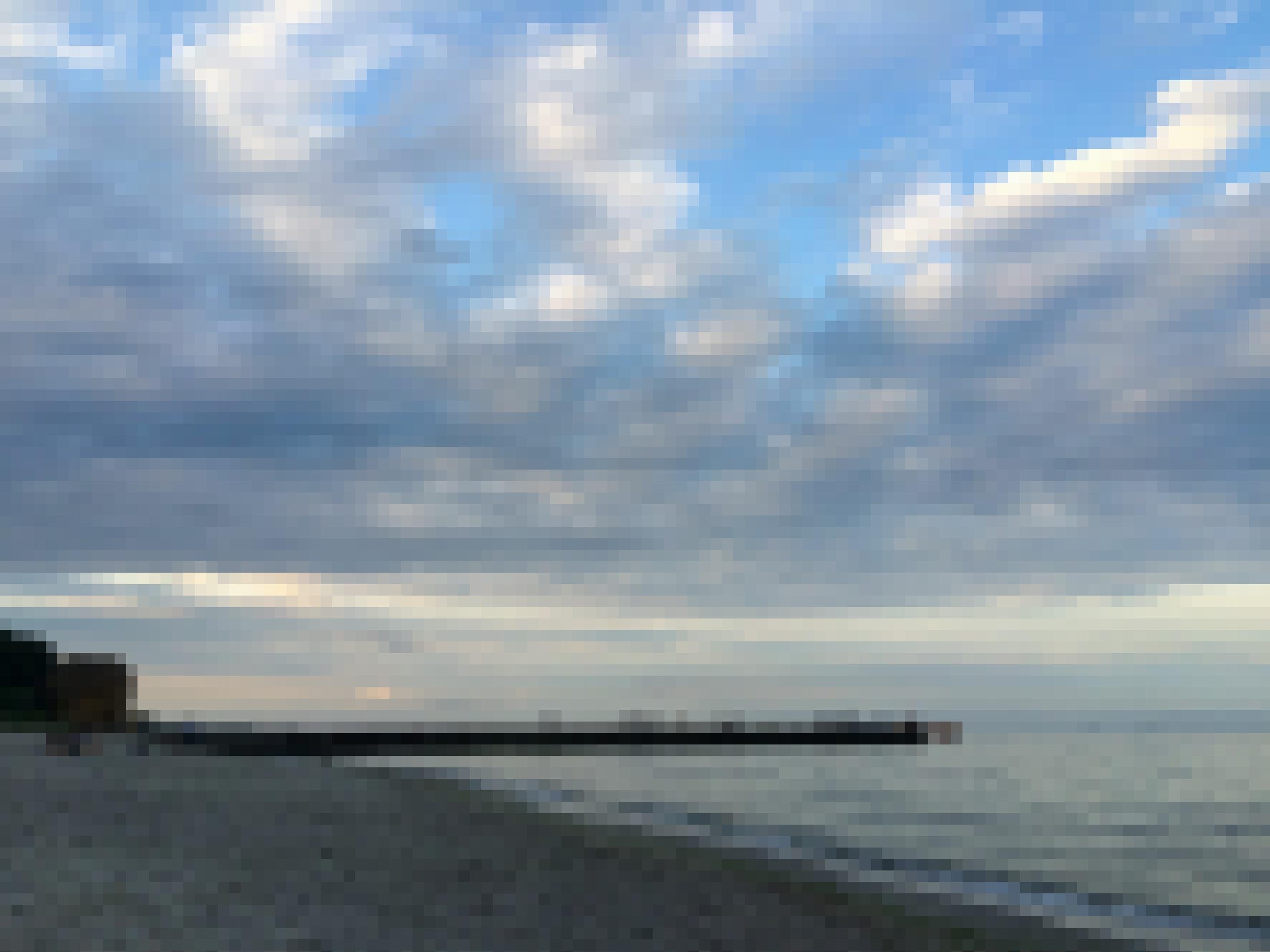 Der Strand der ukrainischen Hafenstadt in der Abenddämmerung mit Menschen. Heute ist er vermint, um sich vor einem russischen Angriff zu schützen