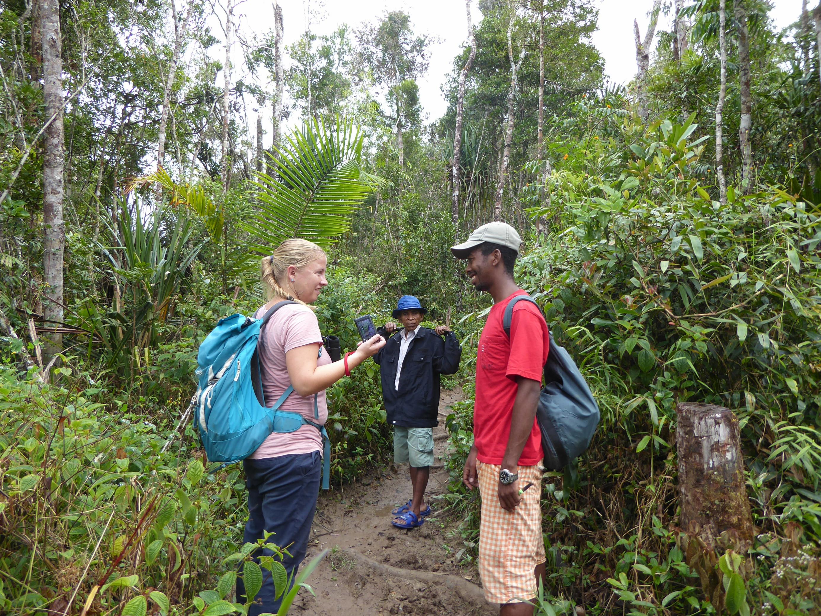 Julie Zähringer im Gespräch mit Madagassen: Damit Naturschutzmassnahmen akzeptiert werden, müssen die Betroffenen in alle Planungsschritte miteinbezogen werden.
