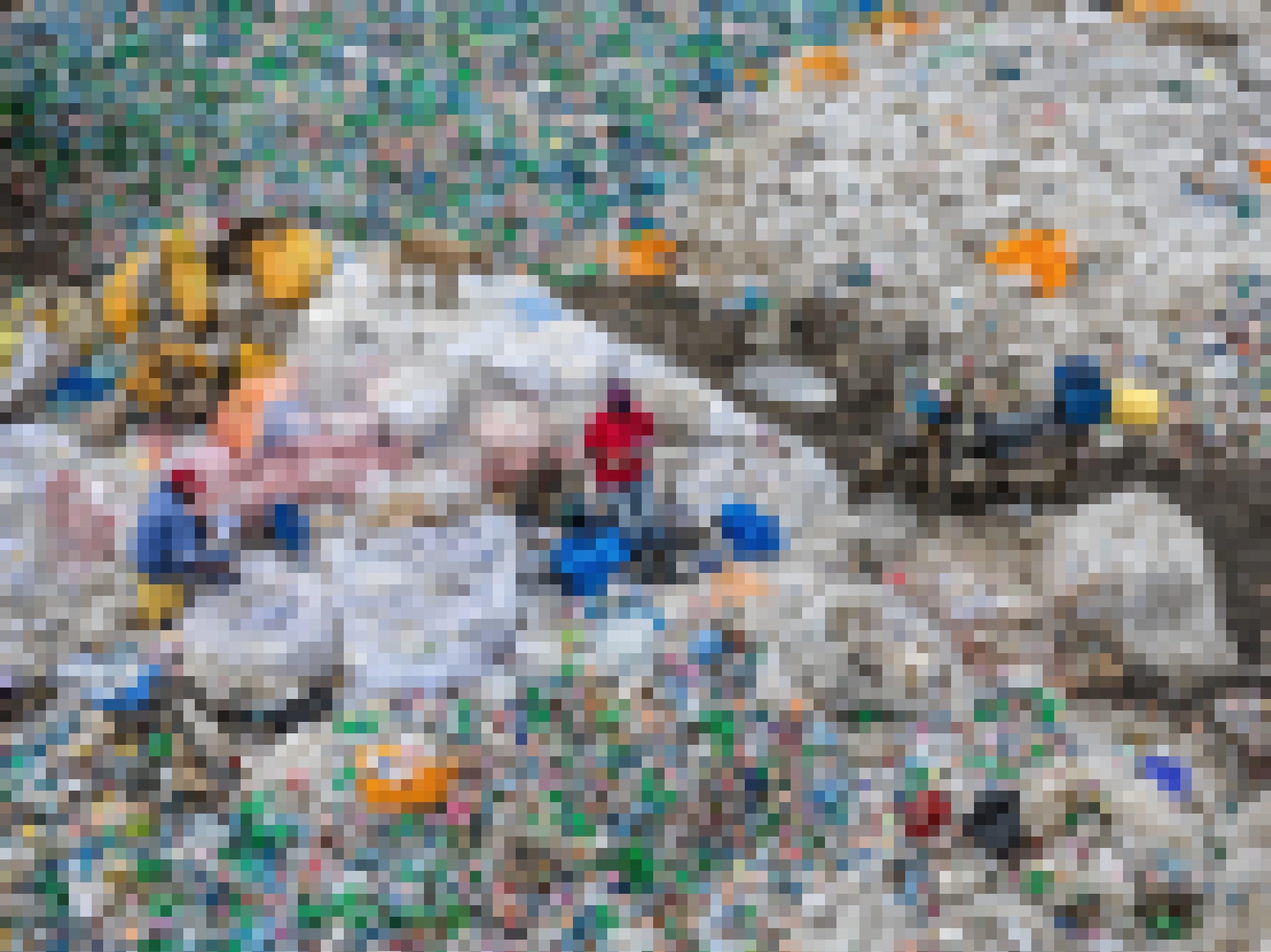 Das Bild zeigt zwei Männer inmitten einer Plastikmüll-Deponie in Kenia.