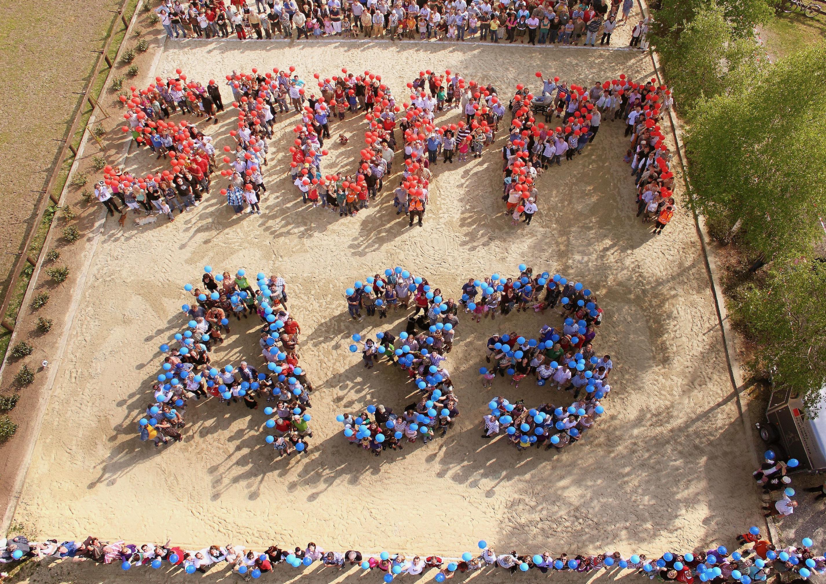 Aktivistinnen mit roten und blauen Luftballons formen die Buchstaben: Stoppt A 33.