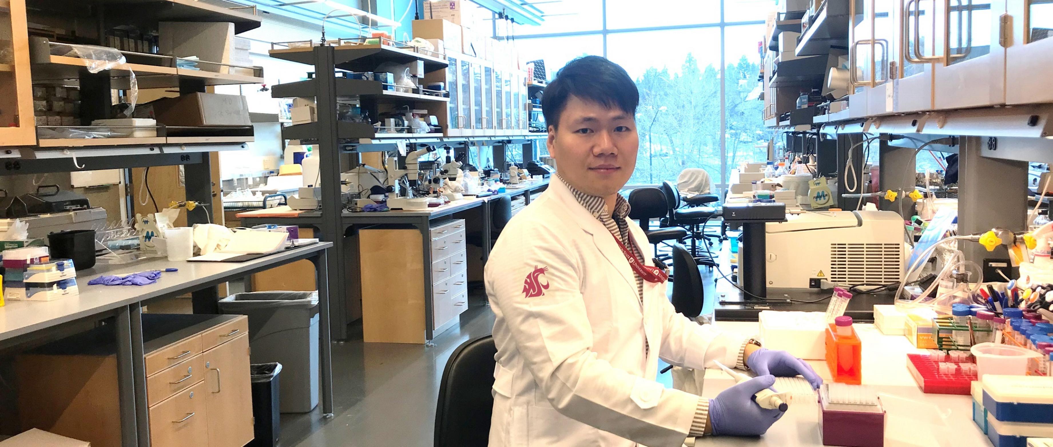 Ein junger Forscher sitzt in seinem Labor. Er erforscht die Epigenetik von Fettgewebe.