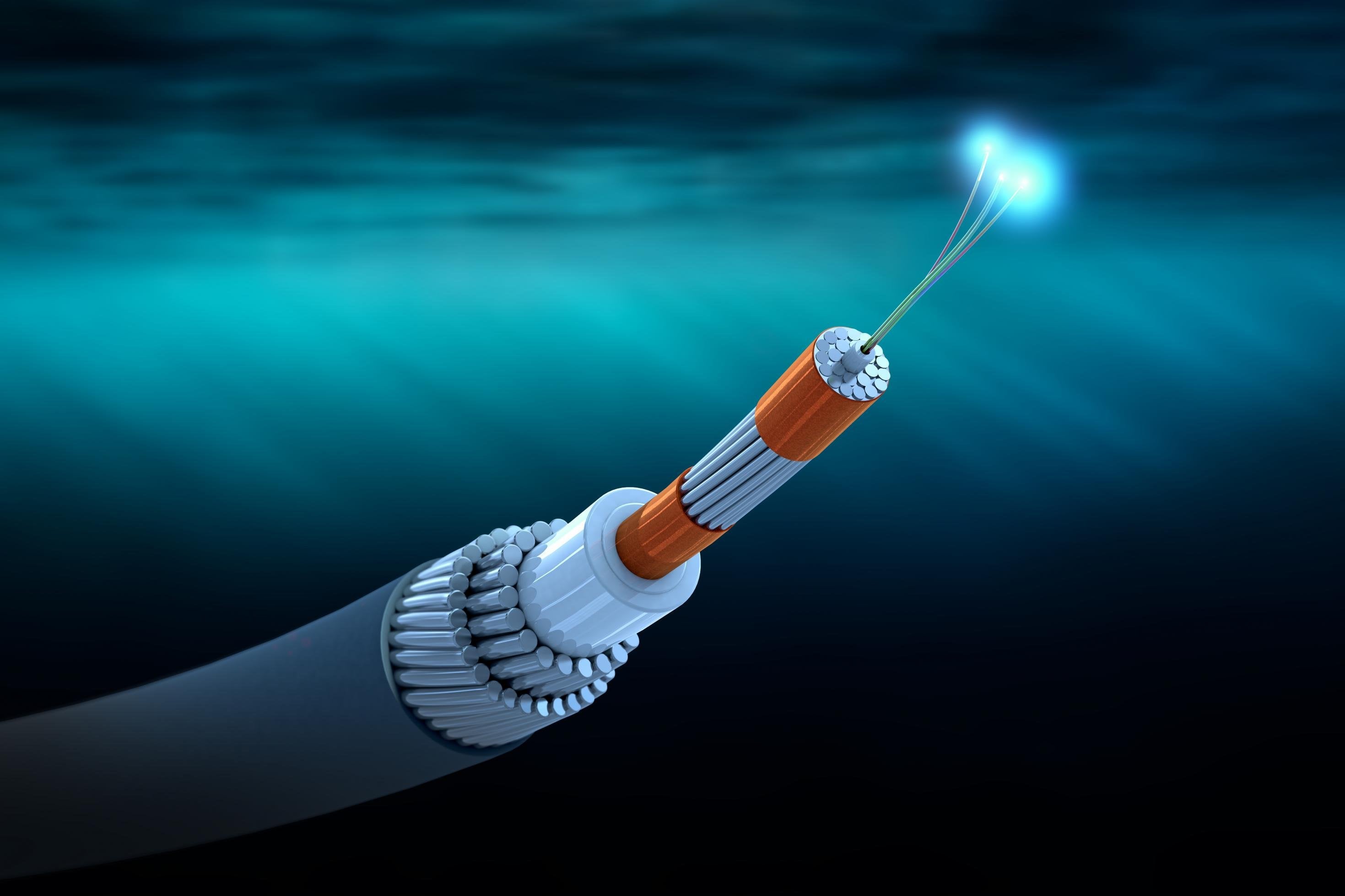 3-D-Illustration eines Glasfaser-Unterseekabels, das die mehrfache Ummantelung zeigt.