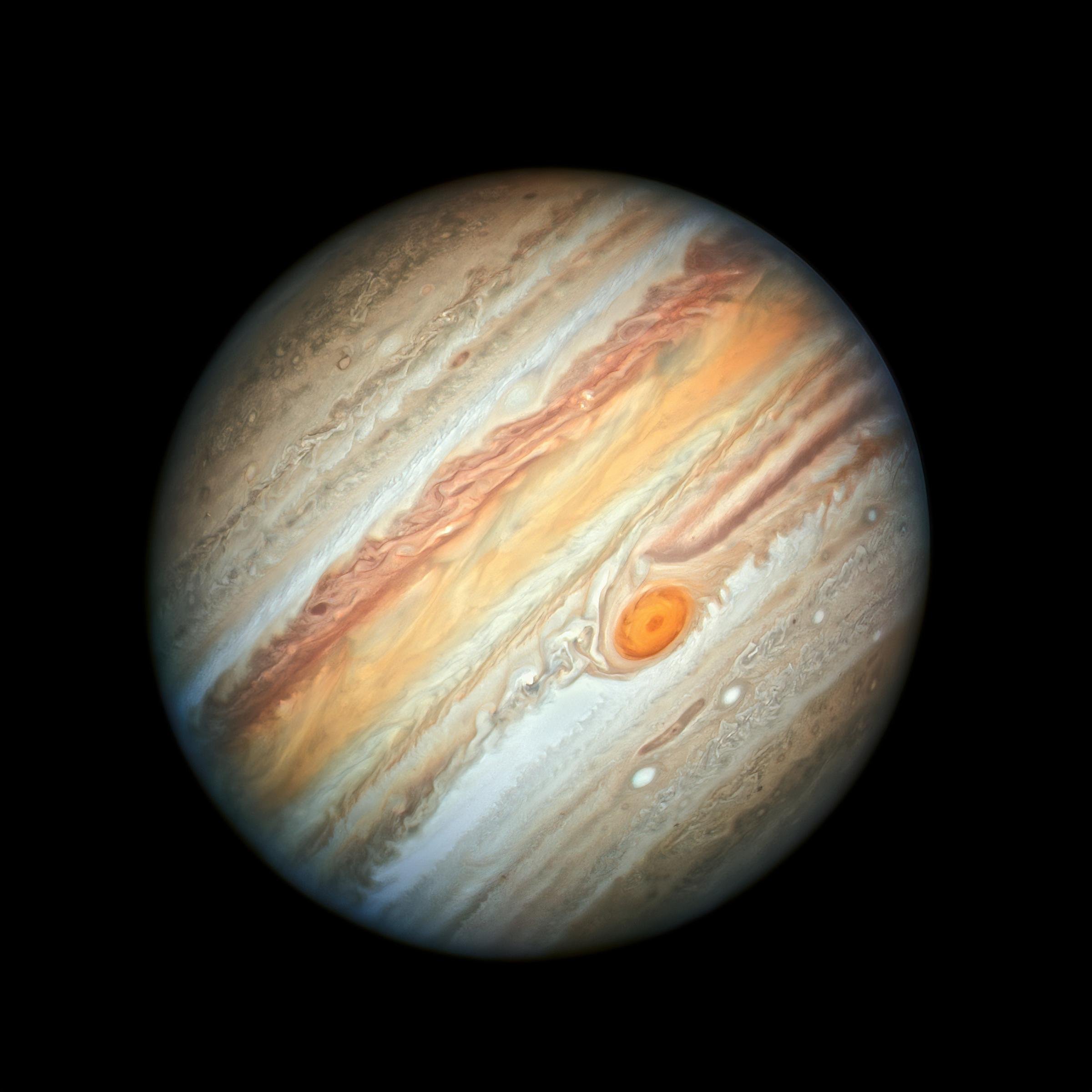 Der Gasplanet Jupiter, mit bunten und gestochen scharfen Wolkenbändern, Wirbelstürmen