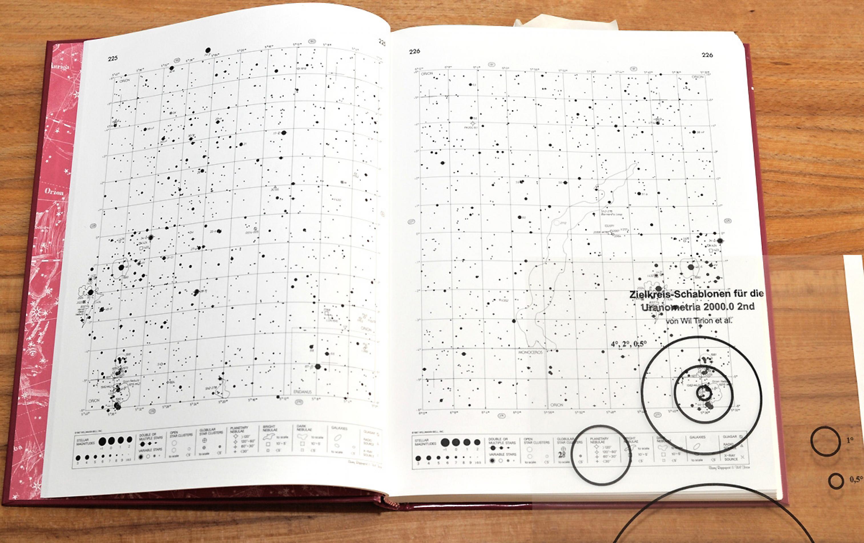 Im Bild der großmaßstäbige Sternatlas Uranometria.