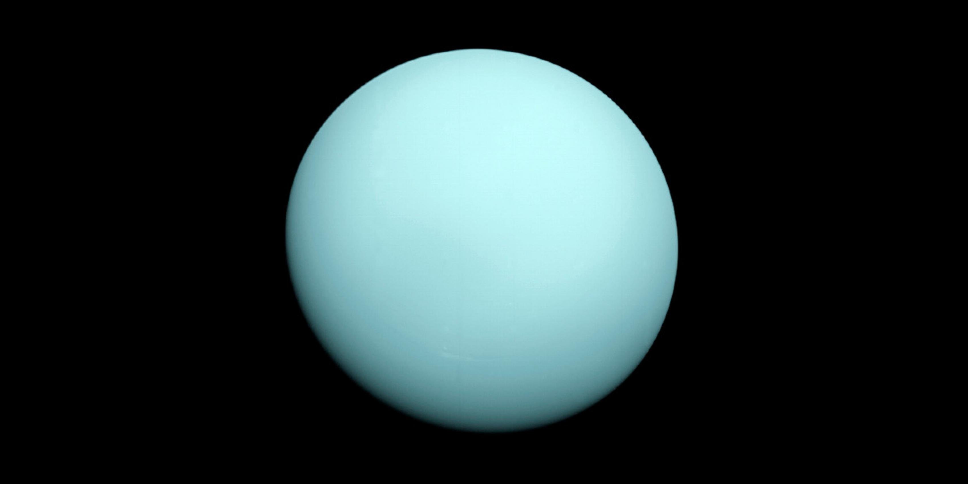 Uranus, aufgenommen beim Vorbeiflug der NASA-Raumsonde Voyager 2 am 24. Januar 1986. Voyager 2 war der bislang einzige irdische Besucher beim – nach Jupiter und Saturn – drittgrößten Gasplaneten des Sonnensystems. Die 1977 gestartete Raumsonde passierte den Planeten am 24. Januar 1986, als auch diese Aufnahme entstand. Sie nahm Kurs auf Neptun, an dem sie dreieinhalb Jahre später, im August 1989, vorbeiflog.