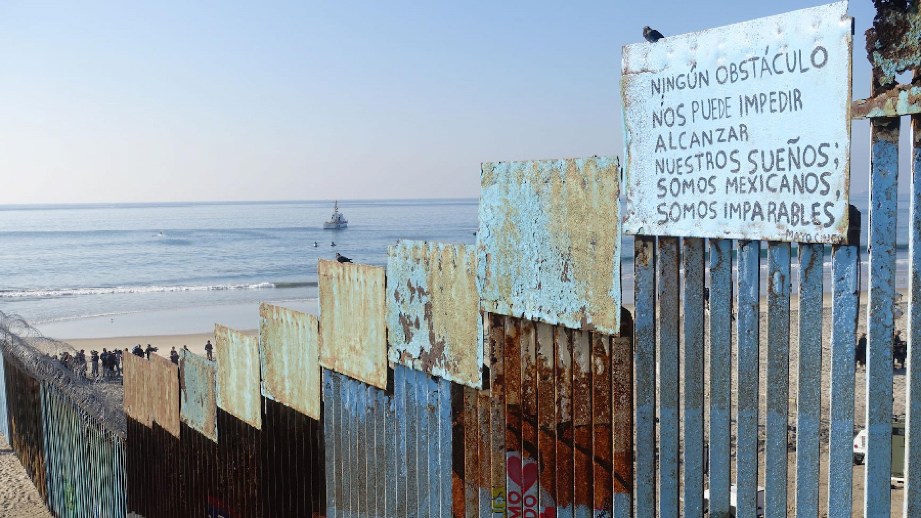 An der Westküste Mexikos bildet ein angerosteter Metallzaun die Grenze zu den USA