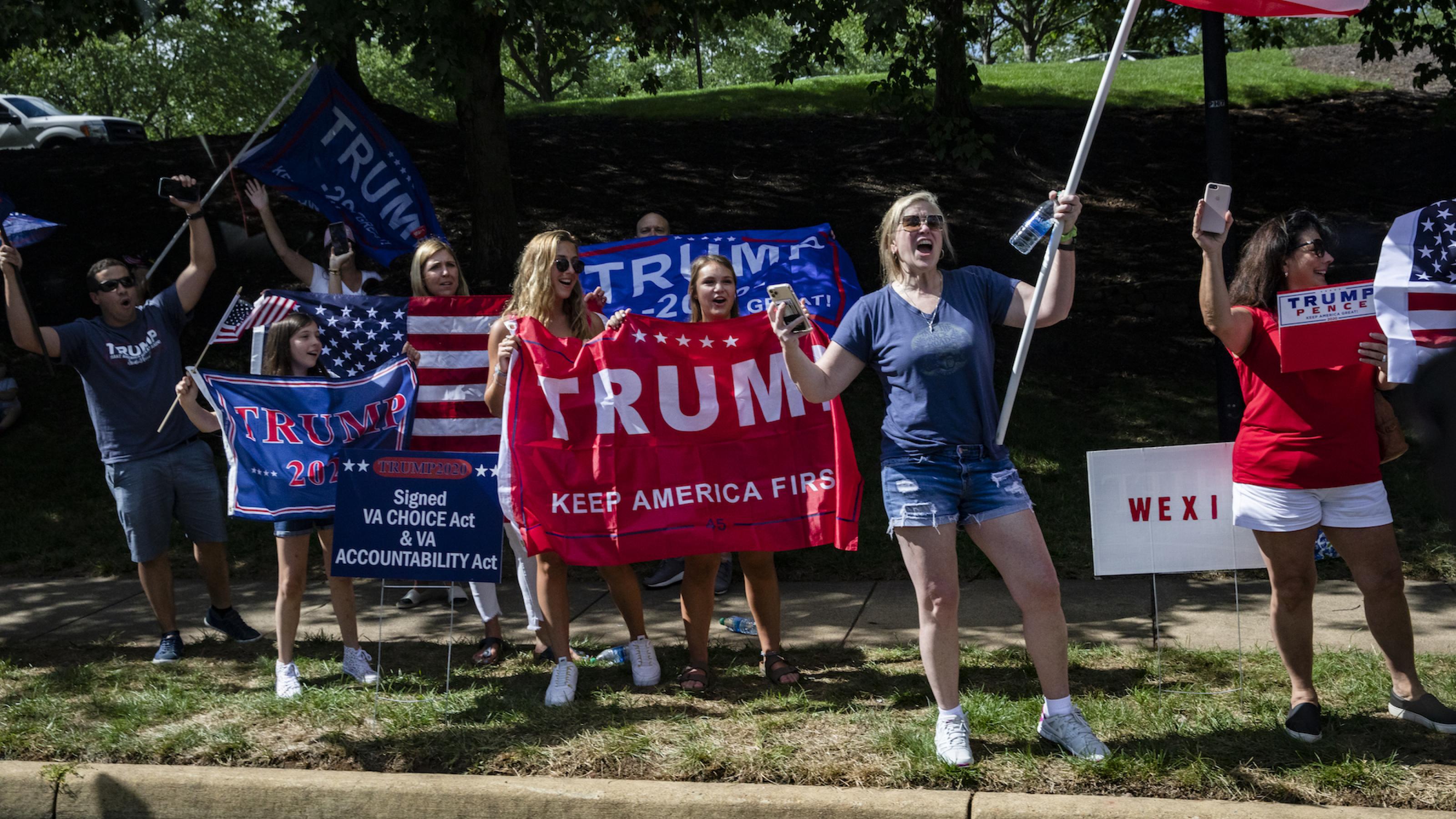 Das Foto zeigt eine Gruppe von Unterstützerinnen von US-Präsident Donald Trump am 30. August 2020 in Sterling, Virginia. Es sind hauptsächlich junge Frauen und Teenagerinnen, die Fahnen und Transparente in Händen halten.