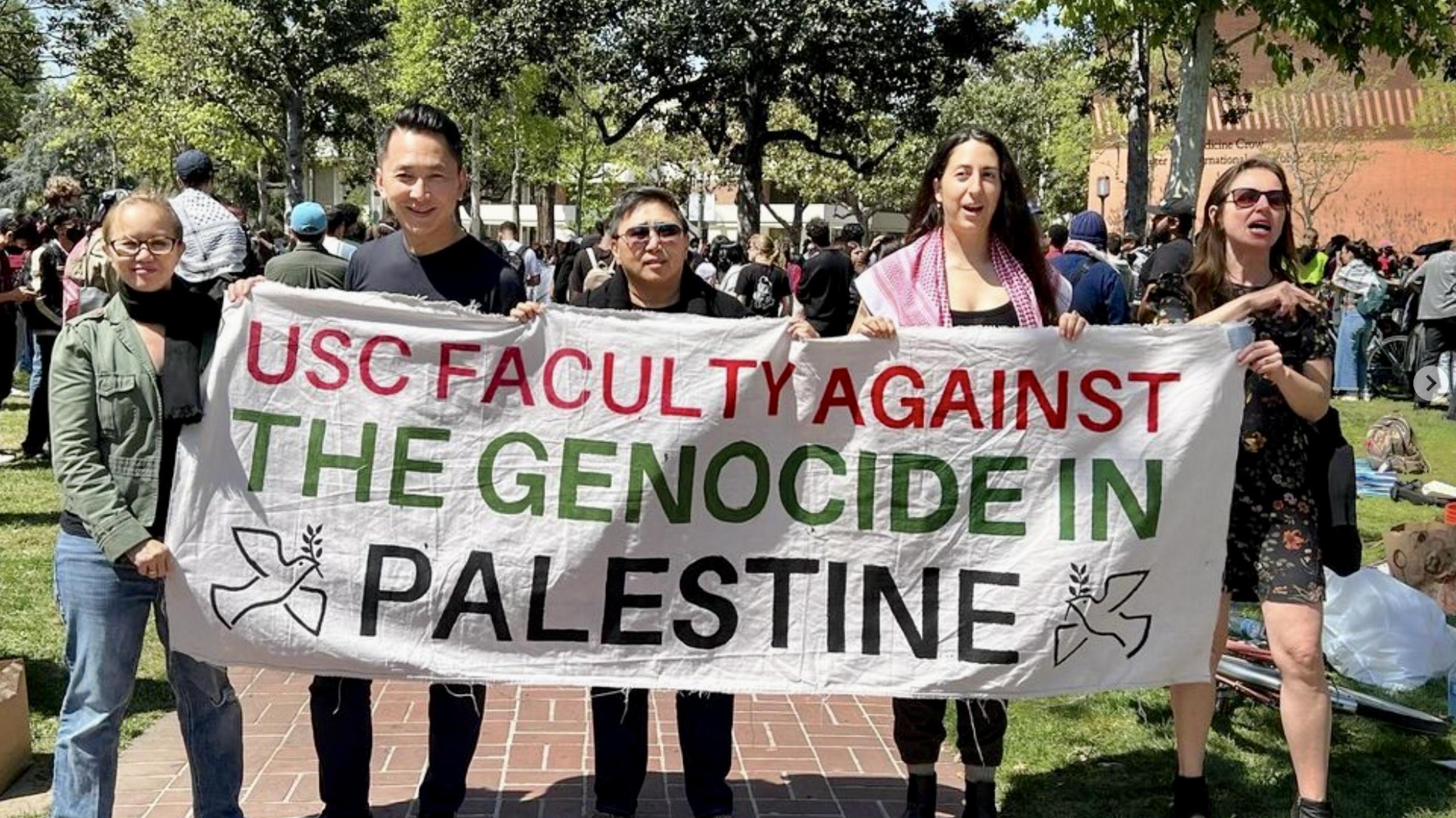 Fünf Angestellte der University of Southern California halten ein Protestplakat, auf dem steht: USC Faculty Against The Genocide in  Palestine.