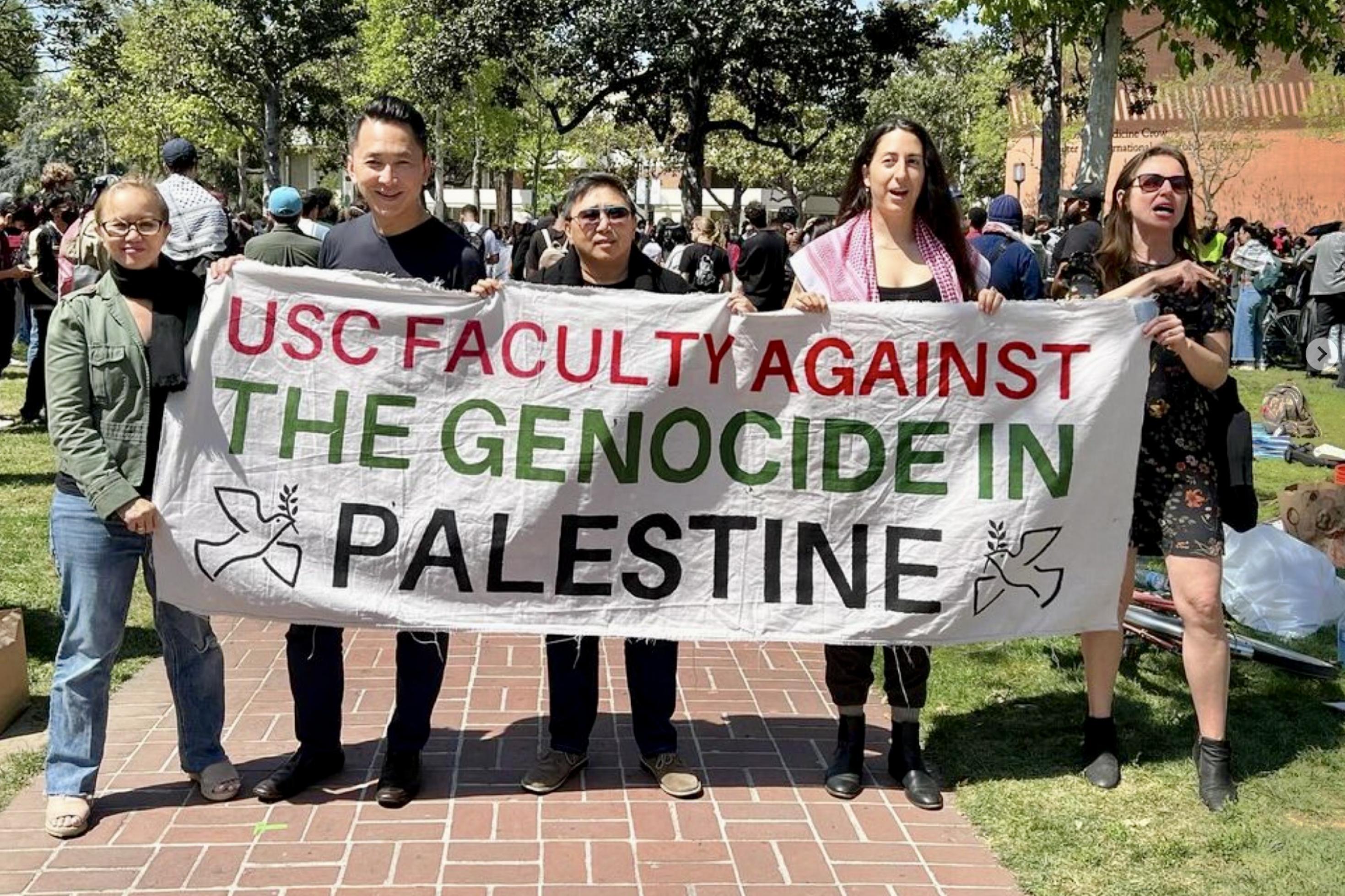 Fünf Angestellte der University of Southern California halten ein Protestplakat, auf dem steht: USC Faculty Against The Genocide in  Palestine.