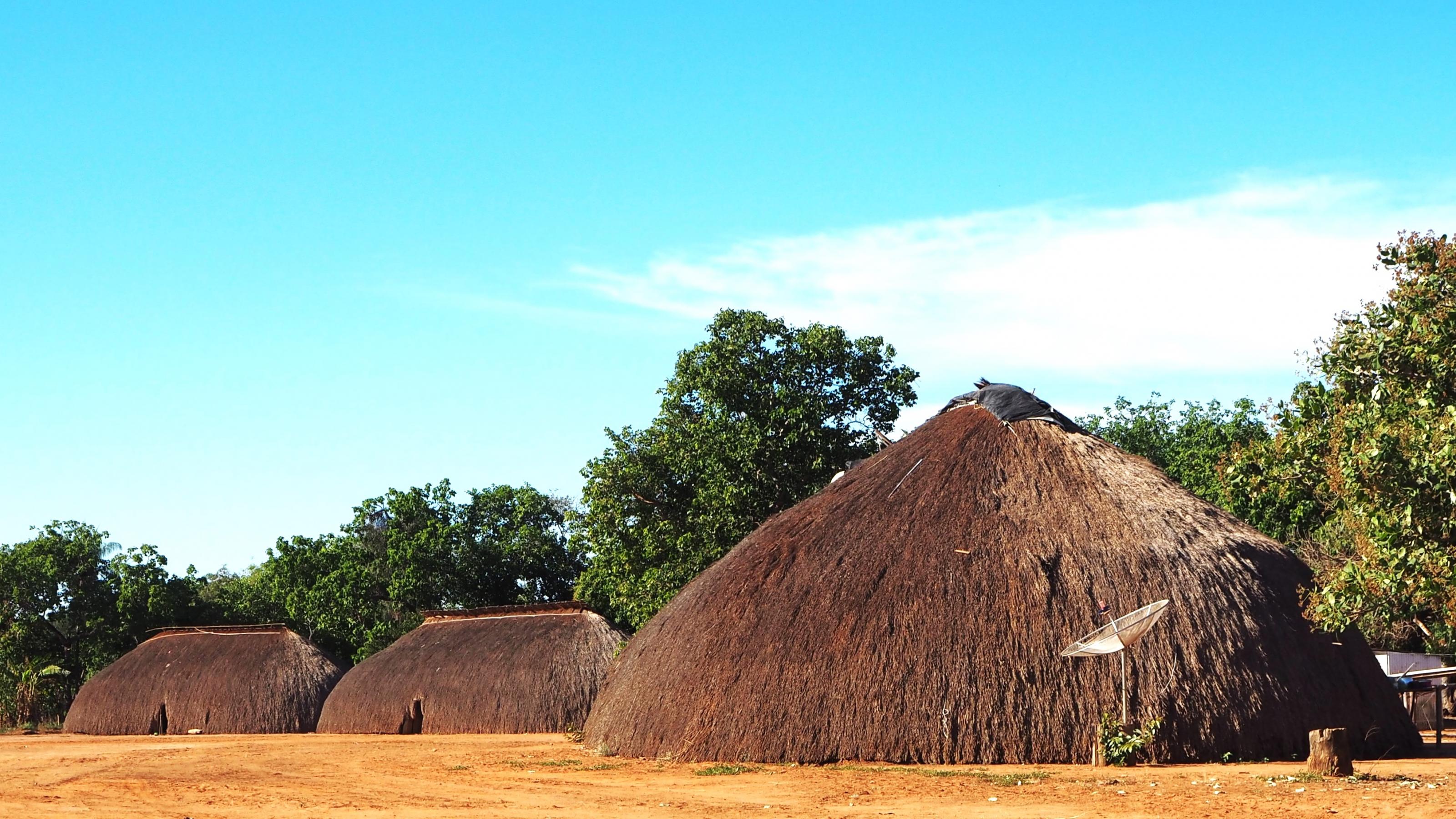 Die Großhäuser der Mehinako-Indigenen sind bis zu 40 Meter lang, 12 Meter hoch und 10 Meter breit. Sie dienen der Großfamilie als Ort zum Rückzug. Während der Rituale wird jedes einzelne Haus mit in das Ritual einbezogen.