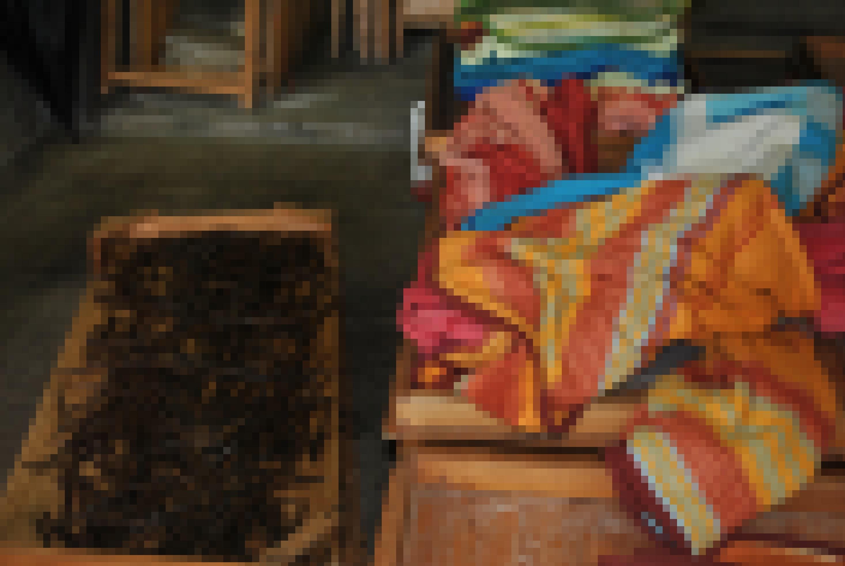 Eine Kiste mit Vanilleschoten neben einem Stapel Decken