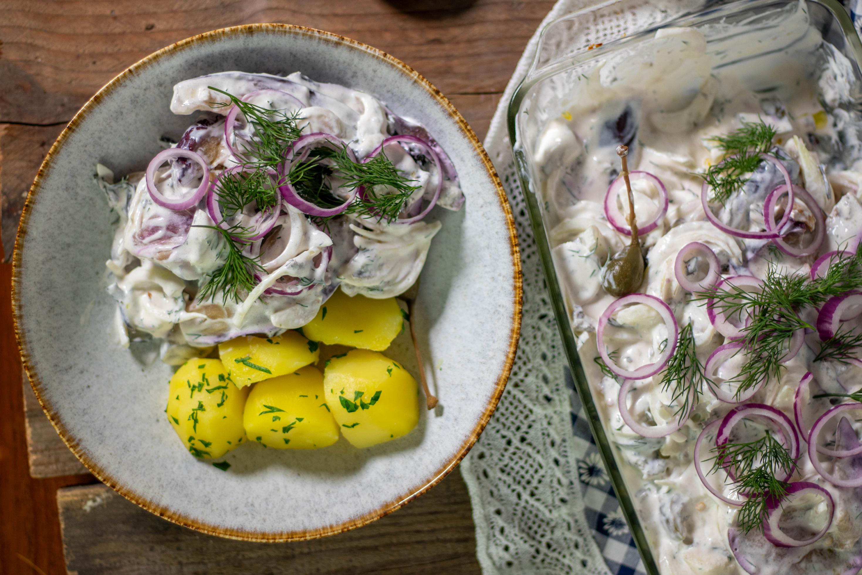 Bild zeigt einen Teller mit appetitlichem veganen Sahnehering mit Petersilienkartoffeln