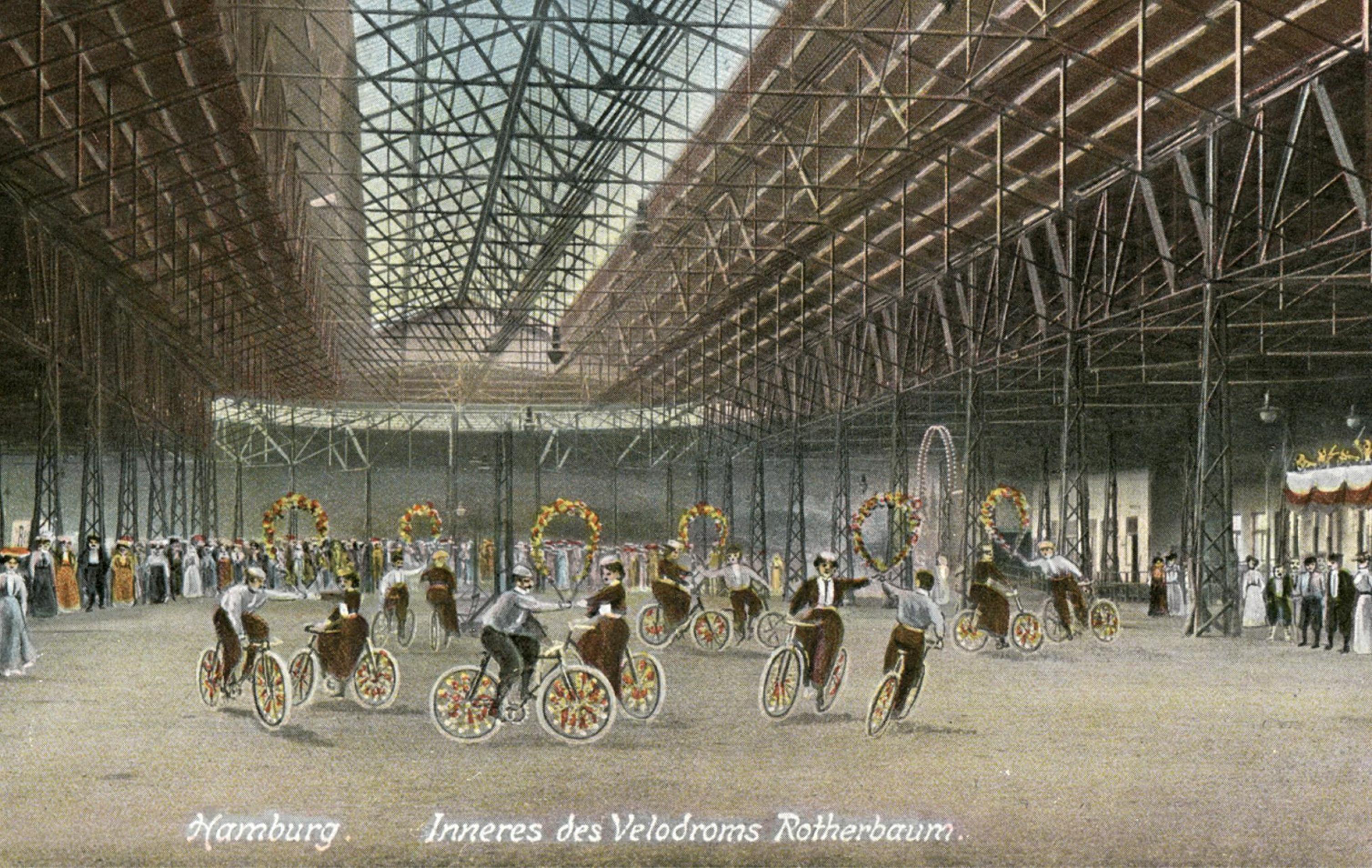 Die im leicht impressionistischen Stil gemalte Radfahrszene zeigt das Innere des hallenartigen Velodroms, in dem Rad fahrende Paar eine Art Ringelrei aufführen.