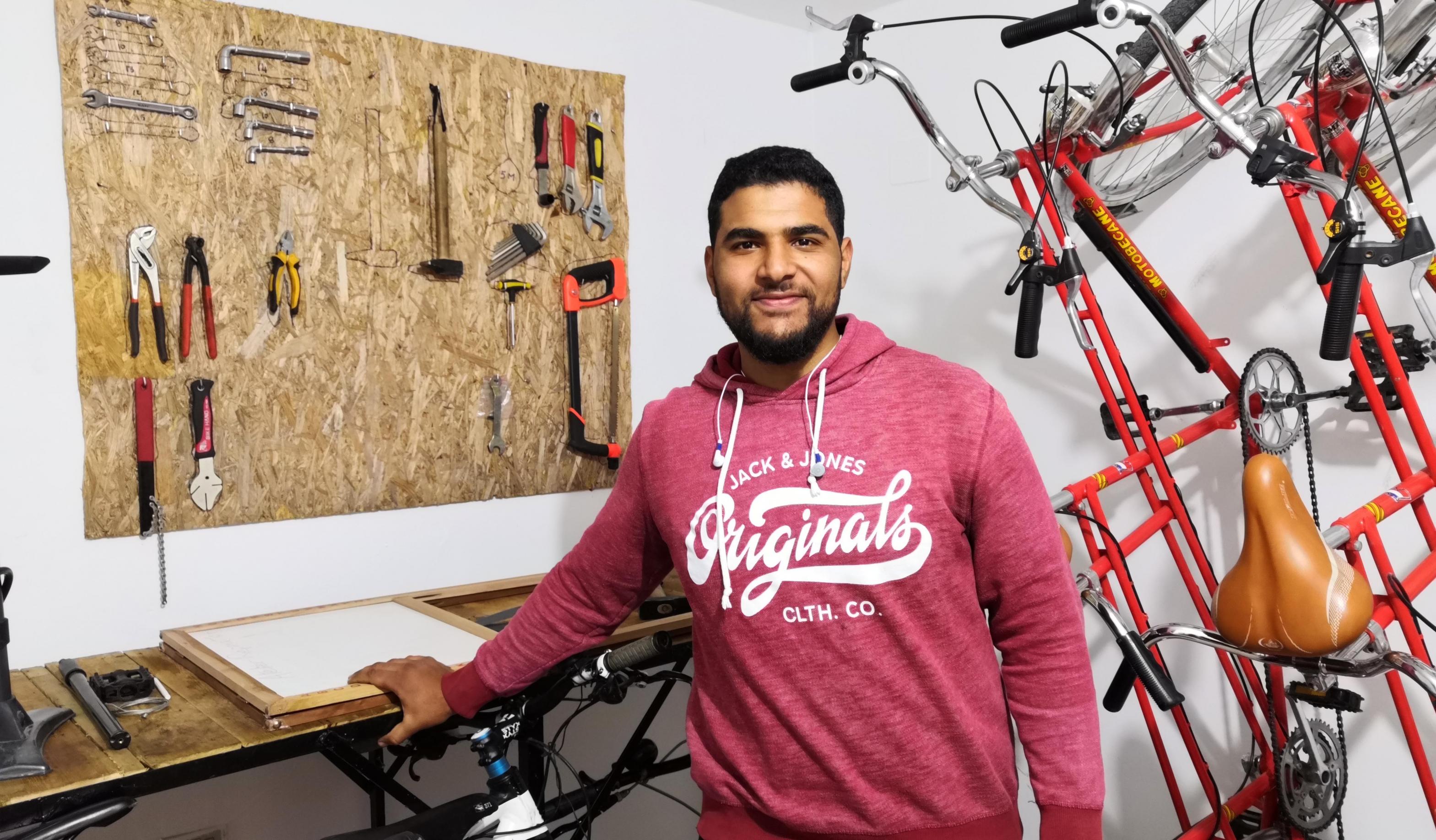 Oussama Tangara in der Fahrradwerkstatt des Vereins Vélorution in Tunis, Tunesien.