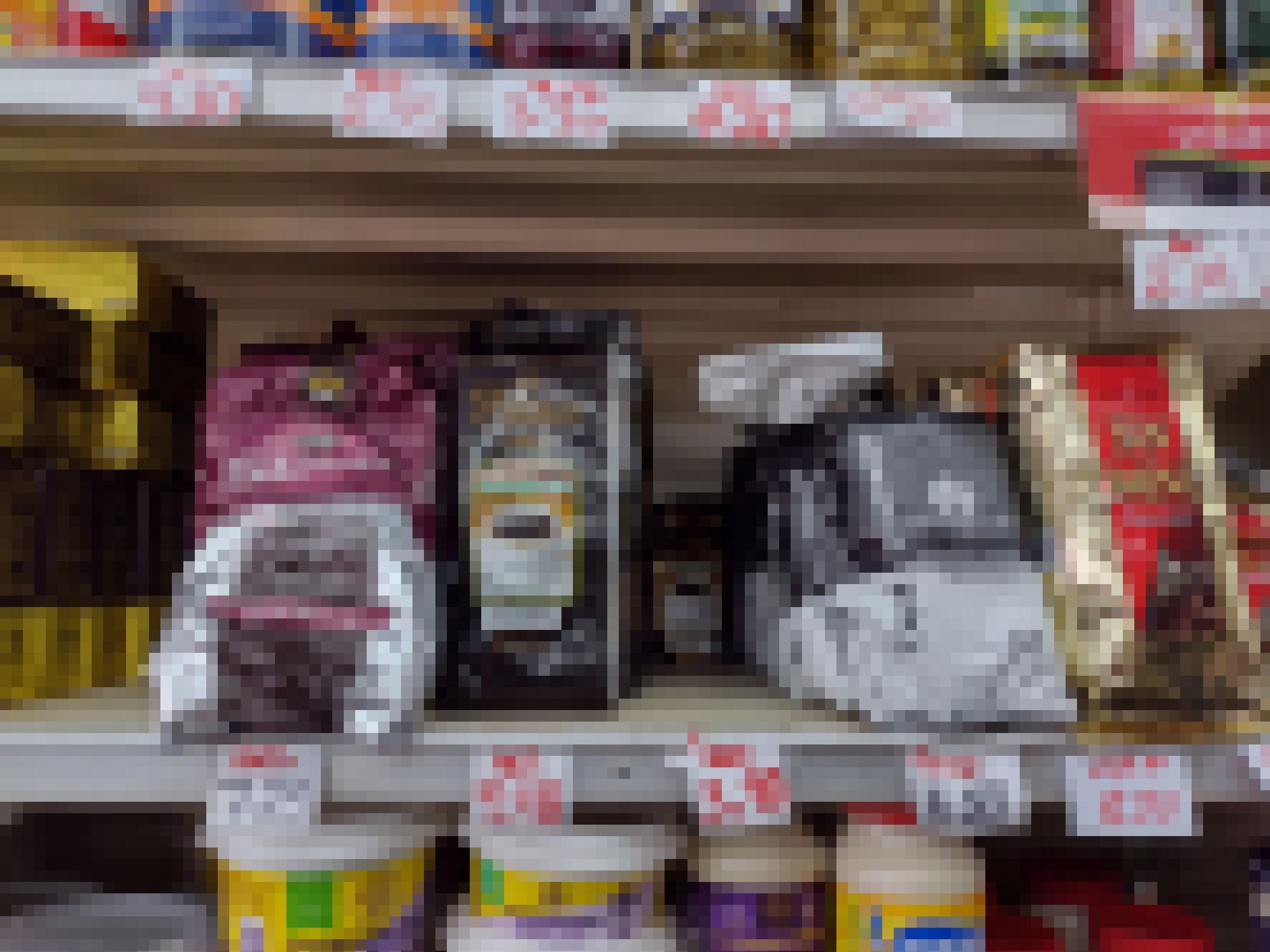 Ladenregale mit Kaffeepäckchen verschiedener Sorten, darunter handgeschrieben der Preis. Die Zahl bezieht sich auf US-Dollar. Ein Pfund Kaffee kostet rund 8 – 9 Dollar.