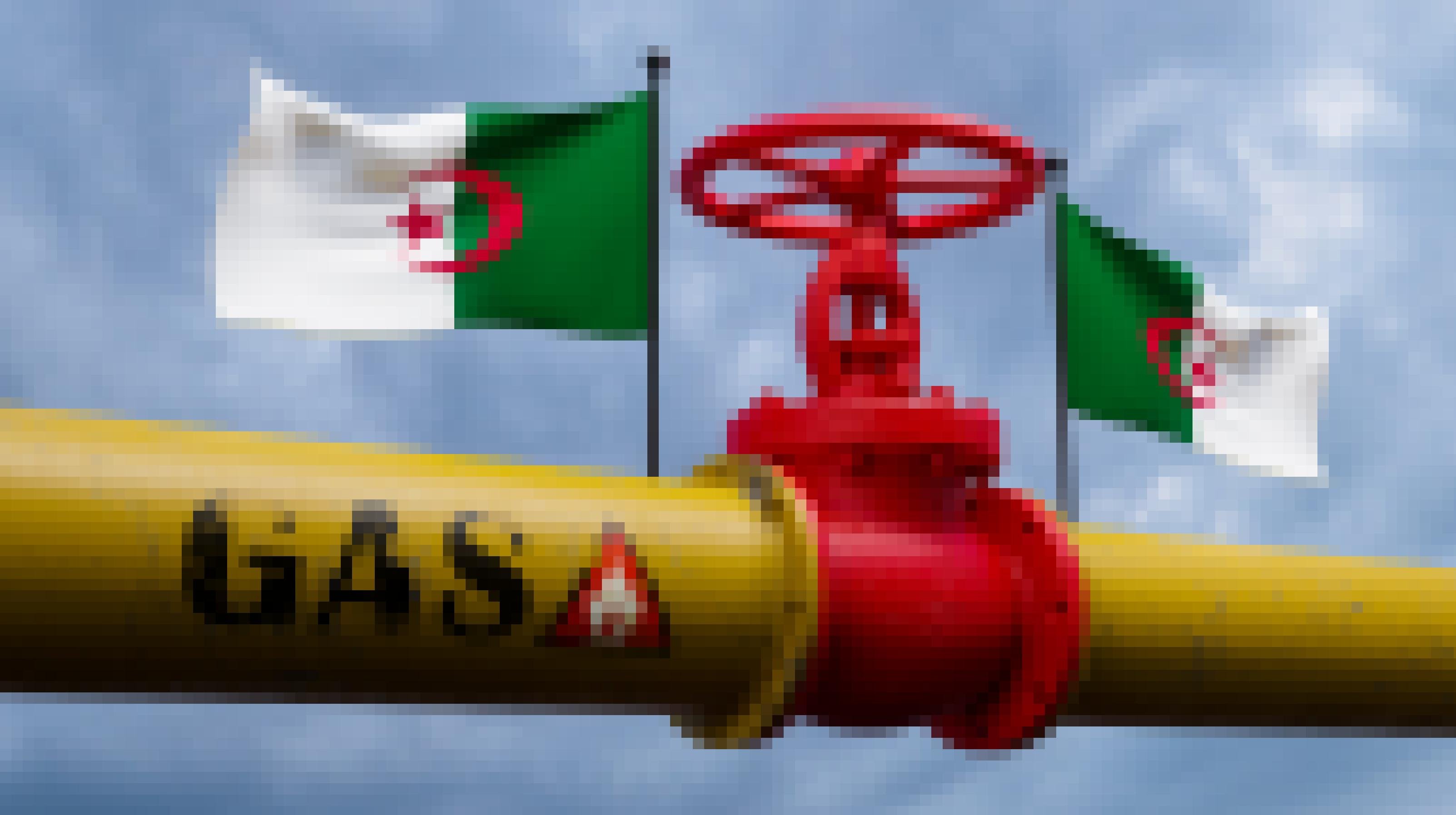 Auf einer Gaspipeline mit Ventil sind algerische Fahnen angebracht