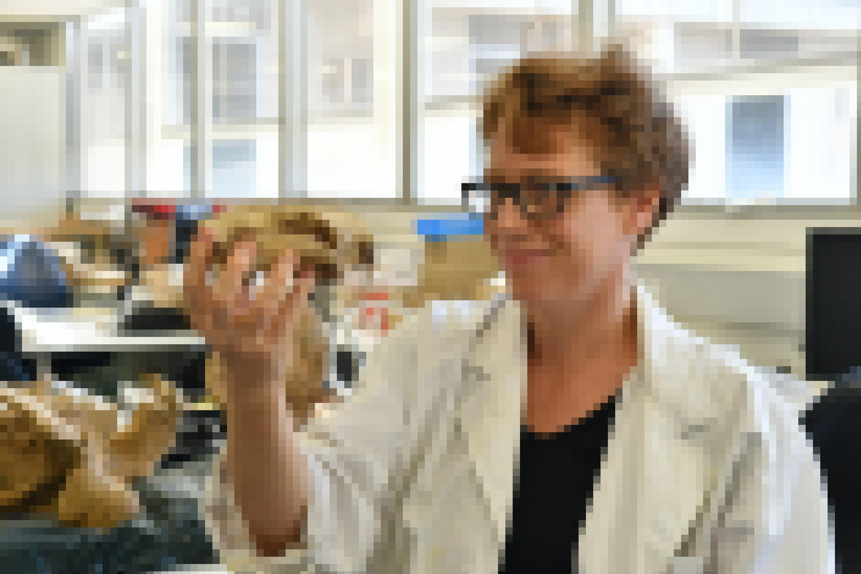 Die Biologin Vera Weisbäcker steht im Labor und hält einen Koala-Schädel in der Hand