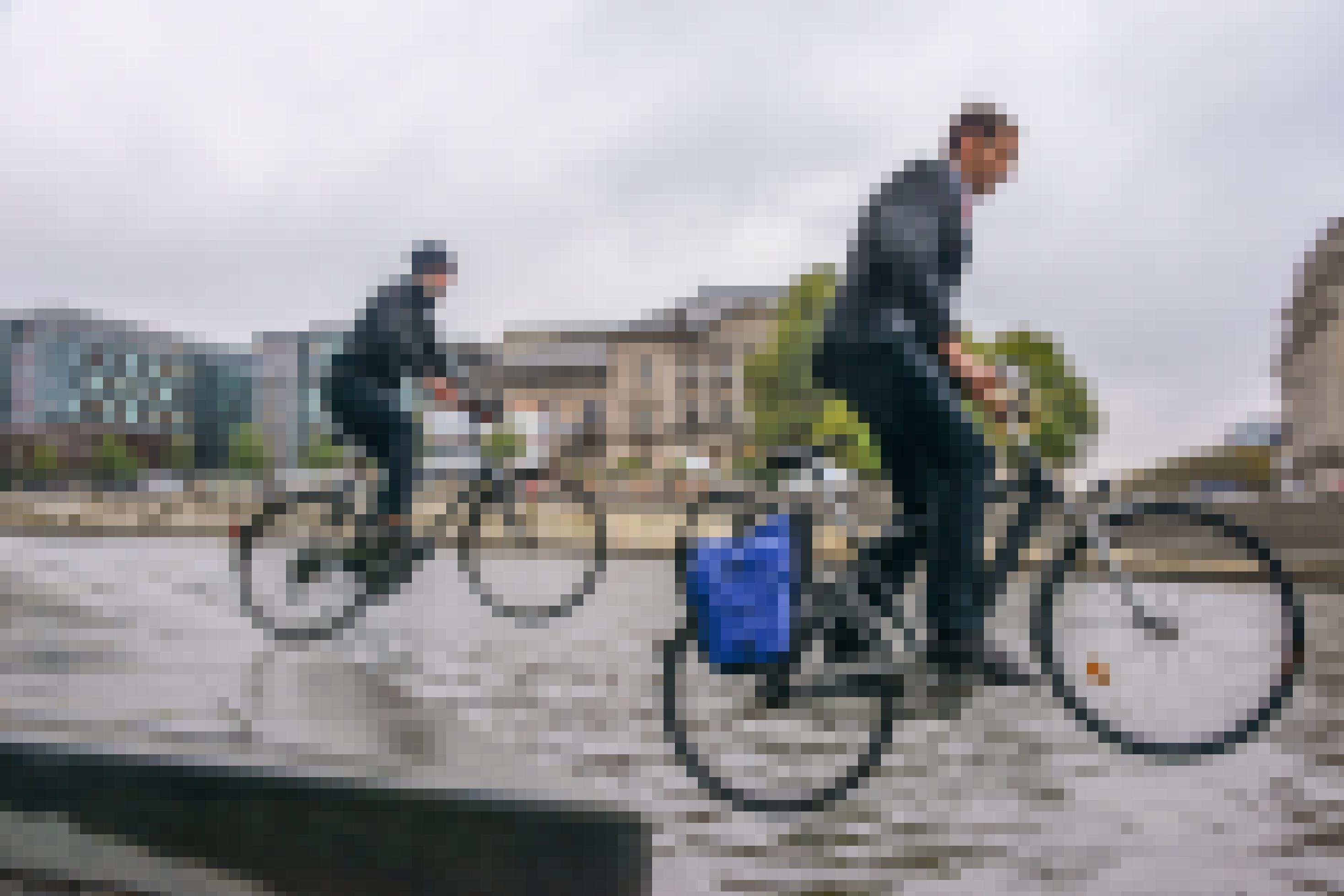 Zwei Radfahrer fahren in die Spree