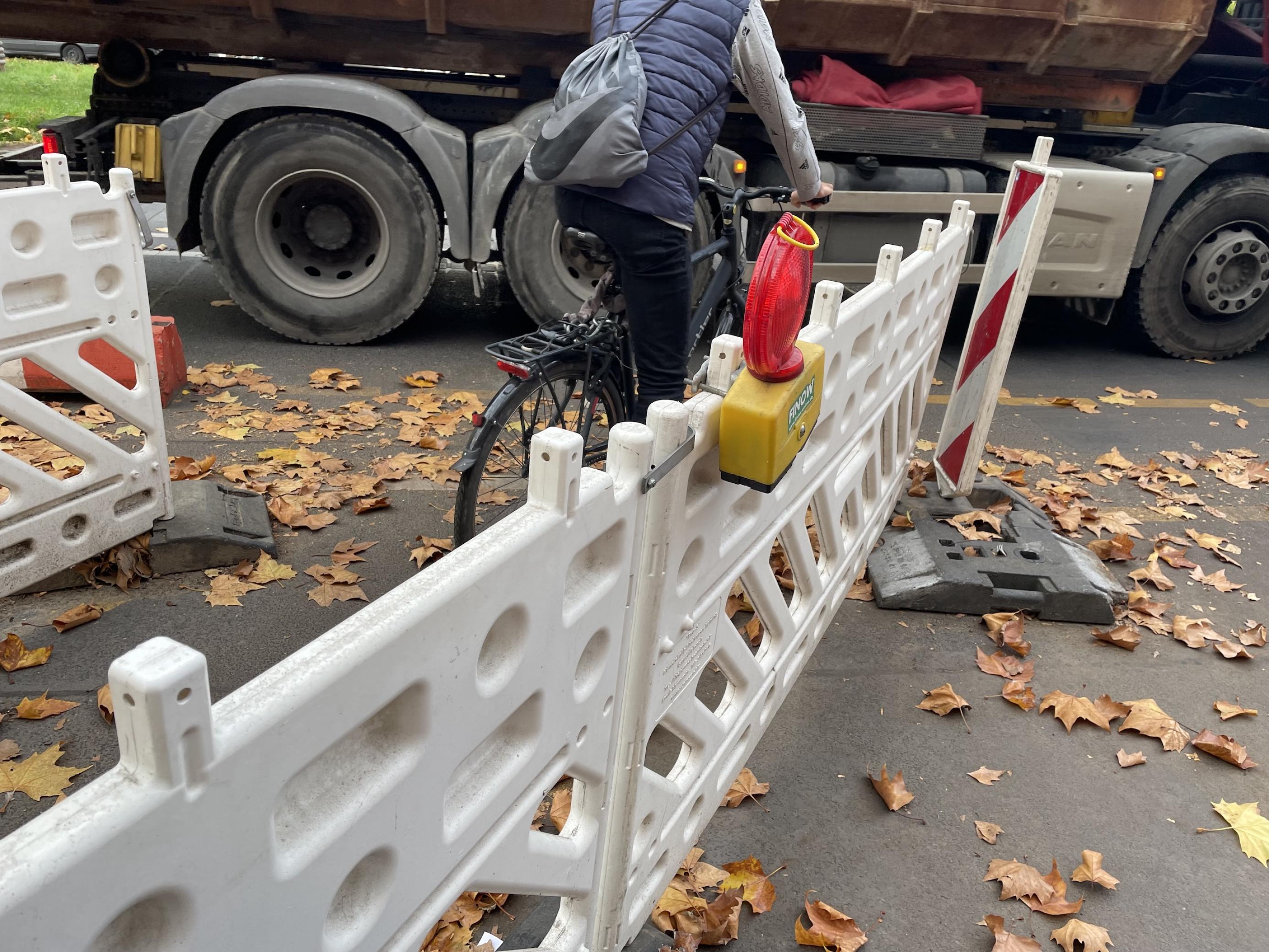 Ein Radweg mündet in eine Hauptstrasse, Radfahrer trifft auf LKW.