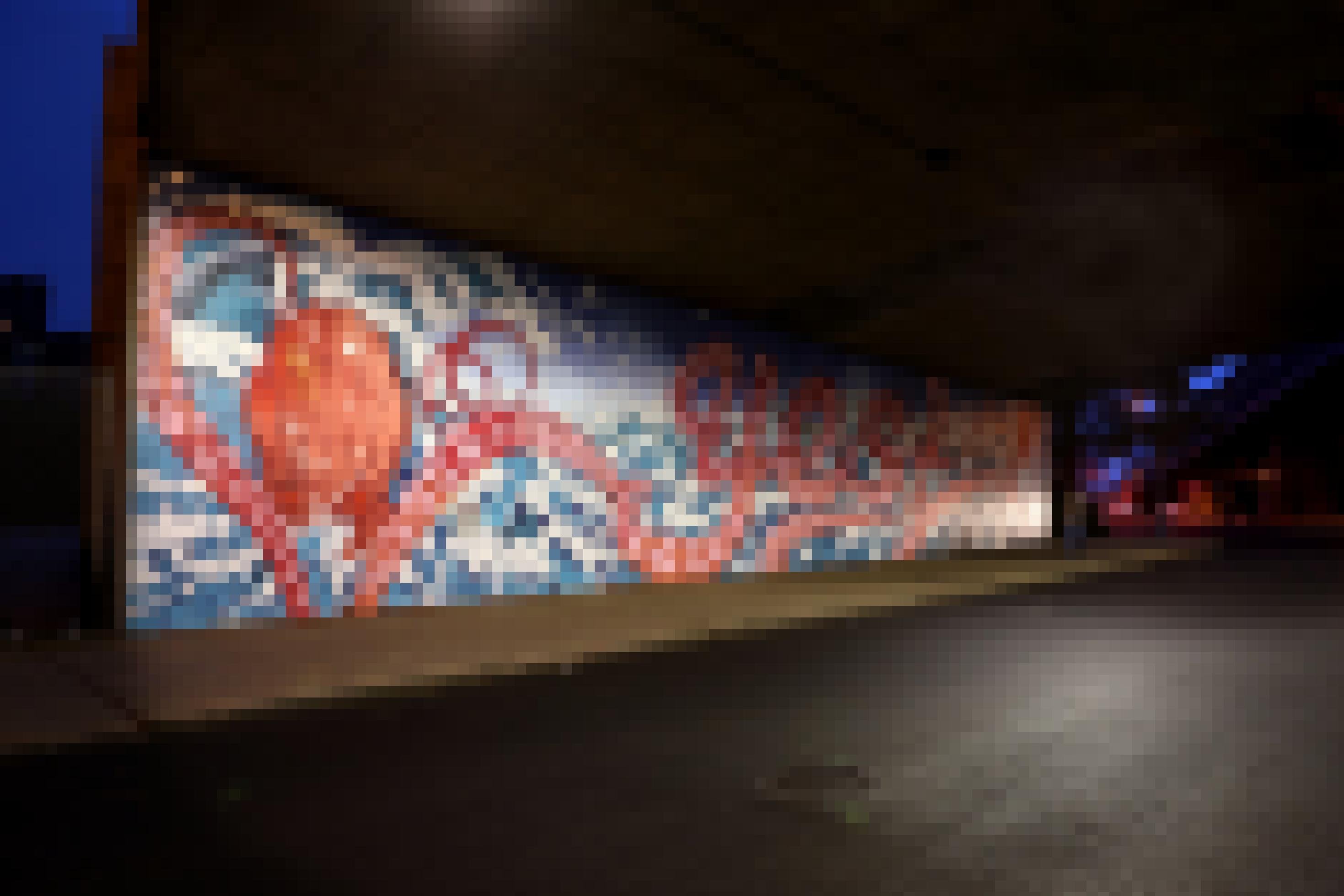 Ein gemalter Oktopus formt an der Wand das Wort „YES“