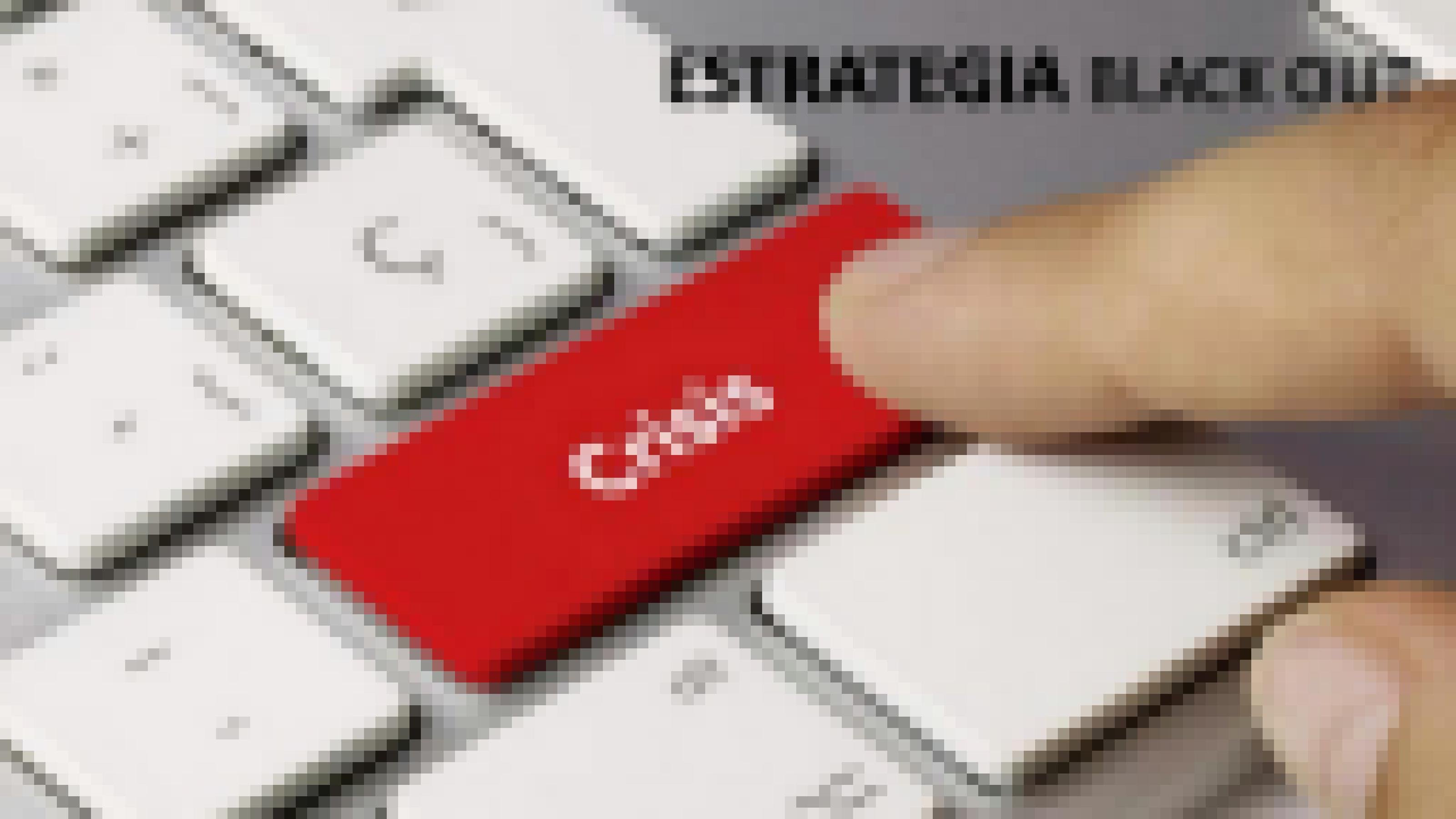 Ein Finger drückt auf auf einen roten Knopf auf einer sonst grauen Tastatur. Auf dem Knopf steht auf Spanisch „Krise“. Auf der ganzen Seite aus dem PDF steht rechts „Strategie Blackout“.