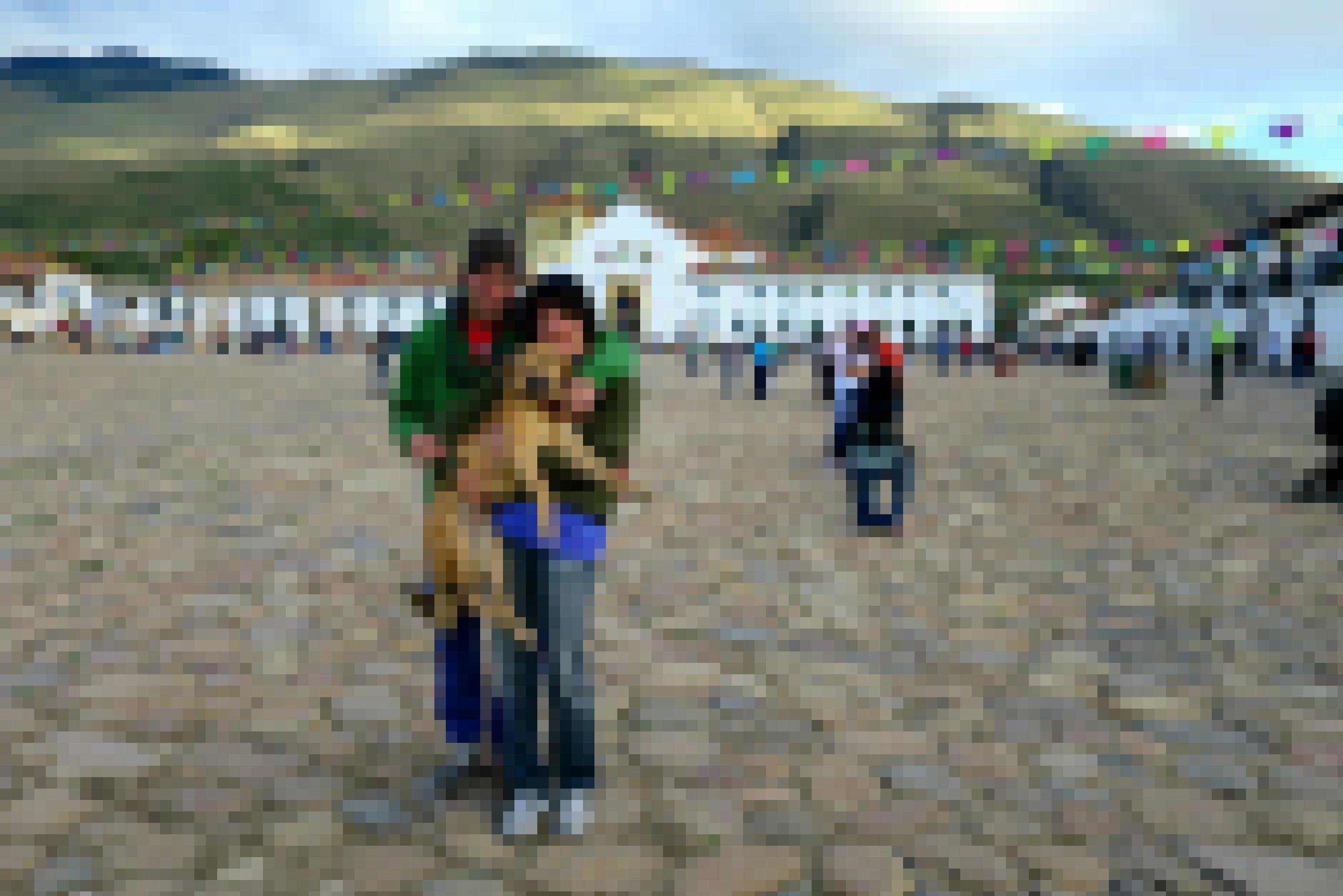 Ein Familienfoto mit Hund vor der Plaza de Villa de Leyva