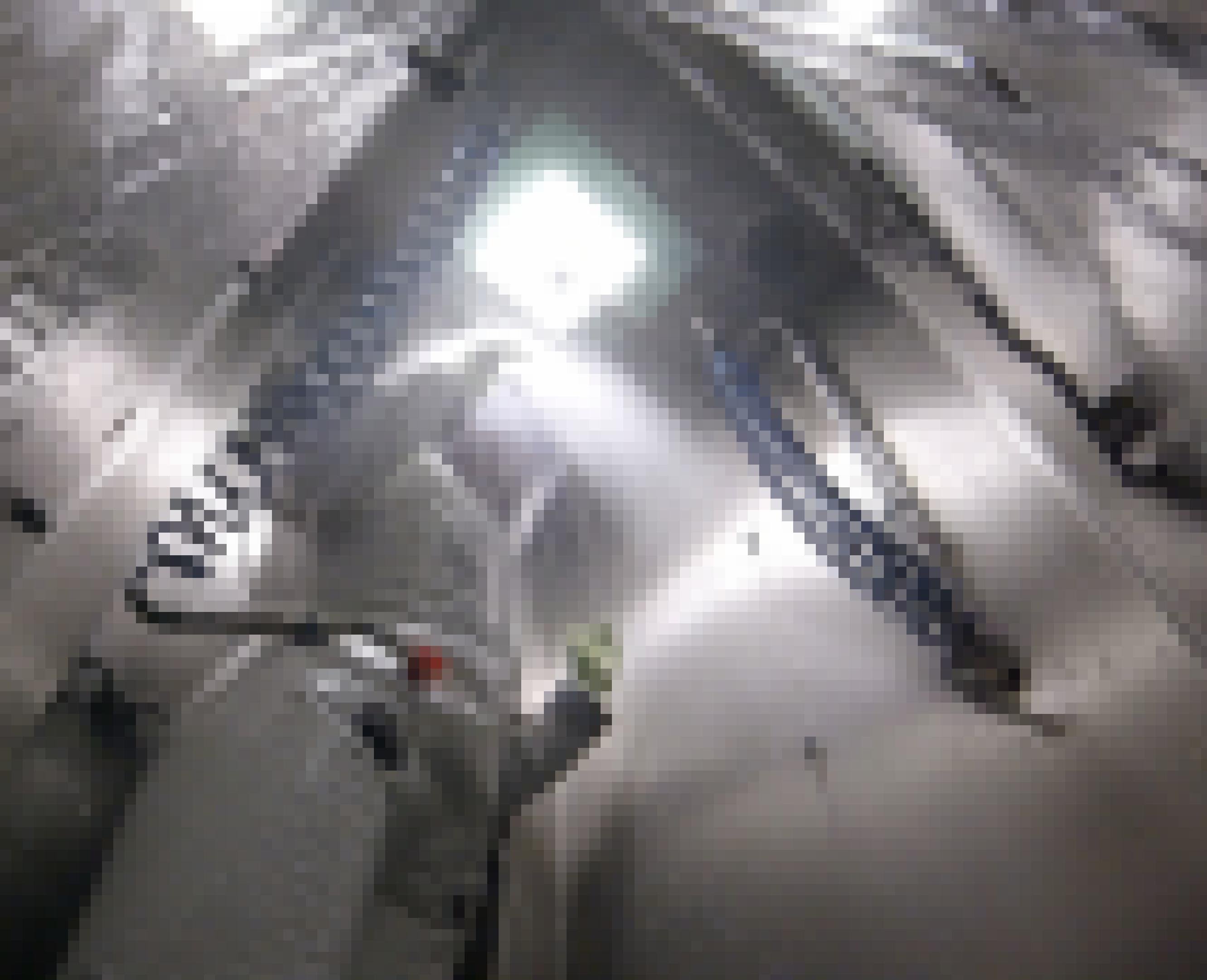 Wie ein Astronaut sieht der Mitarbeiter des Robert Koch-Instituts in seinem Schutzanzug aus, der nach der Arbeit mit gefährlichen Viren in einer engen Duschkabine von oben mit einem flüssigen Desinfektionsmittel besprüht wird.
