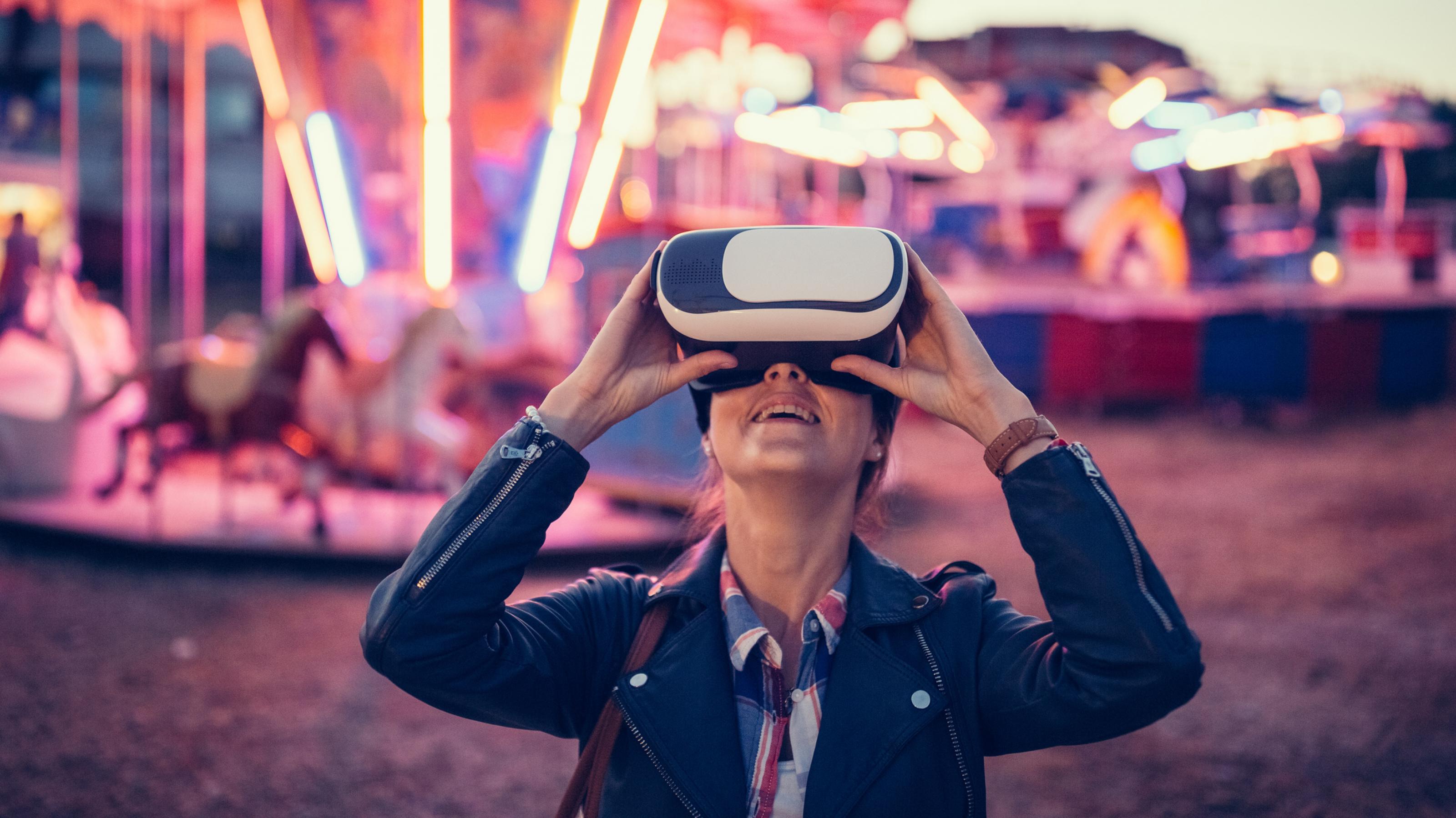 Eine Frau mit einer Virtual-Reality-Brille