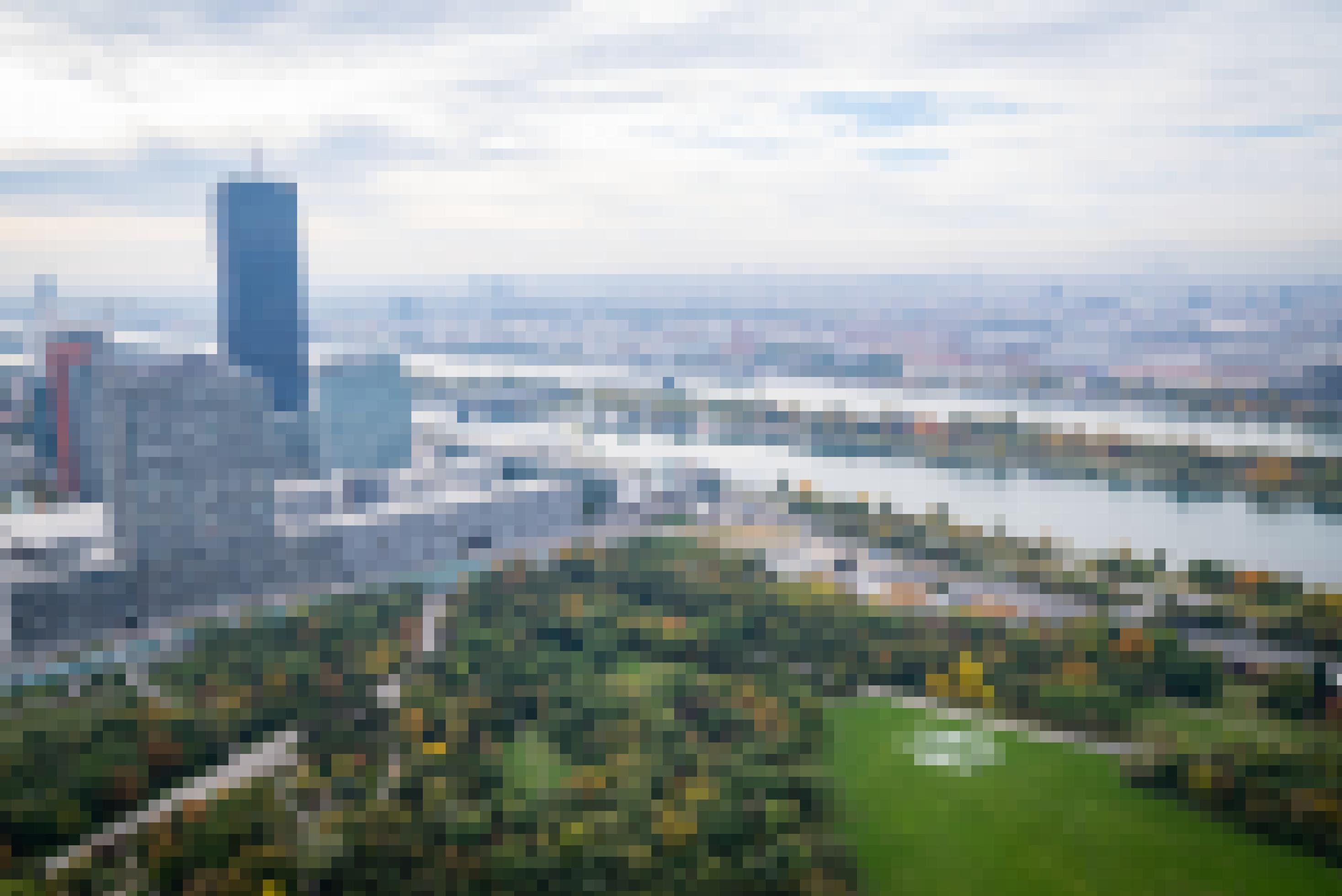 Blick vom Donauturm auf Donau, Hochhäuser, Donaupark und den Schriftzug auf der Wiese.